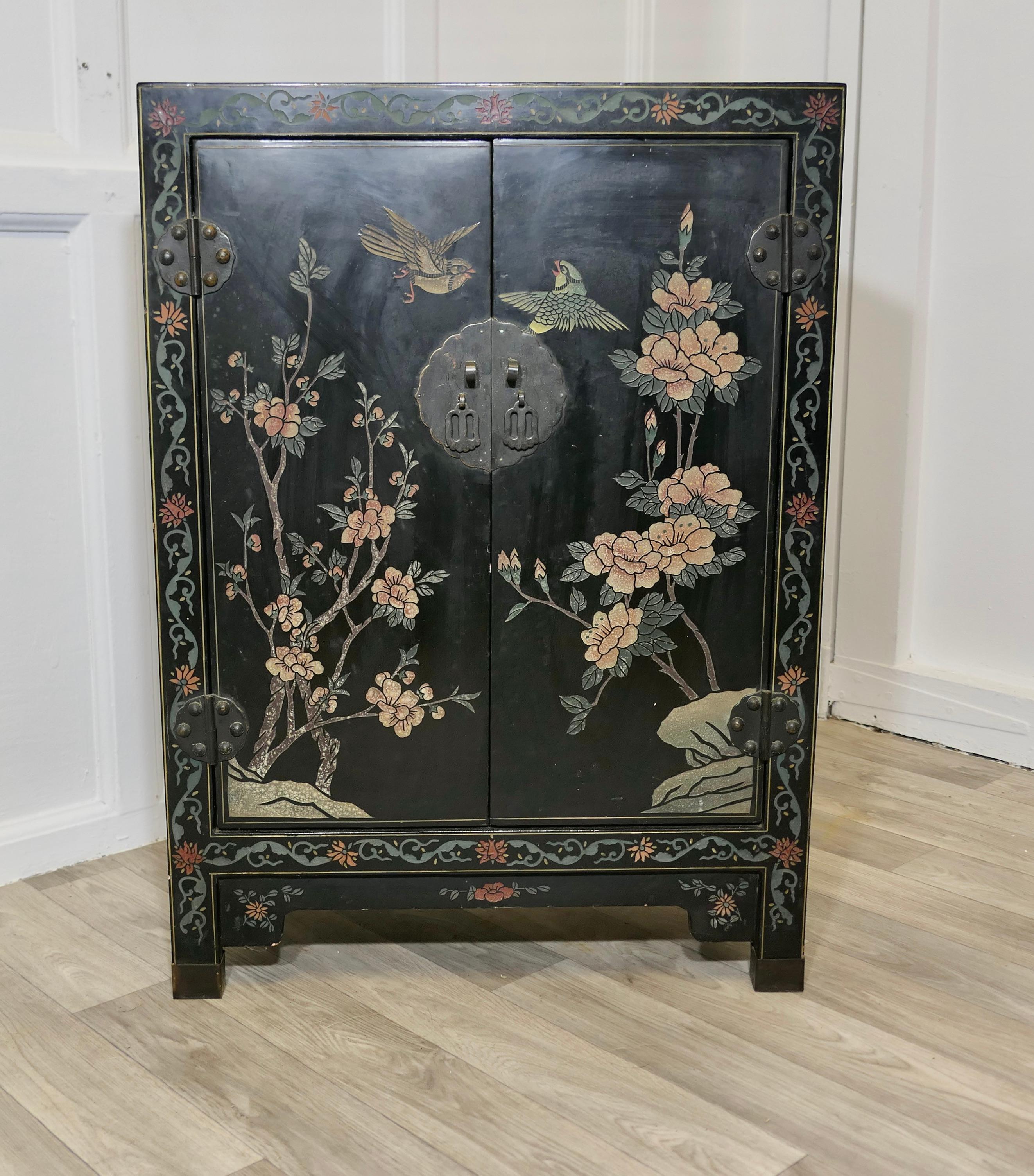  Armario Lacado Chinoiserie Negro Decorado con Pájaros y Flores

El armario está bellamente decorado con pájaros y crisantemos rosas, tiene 2 puertas, éstas tienen una gran placa de cierre y en el interior hay un estante de longitud completa 

El
