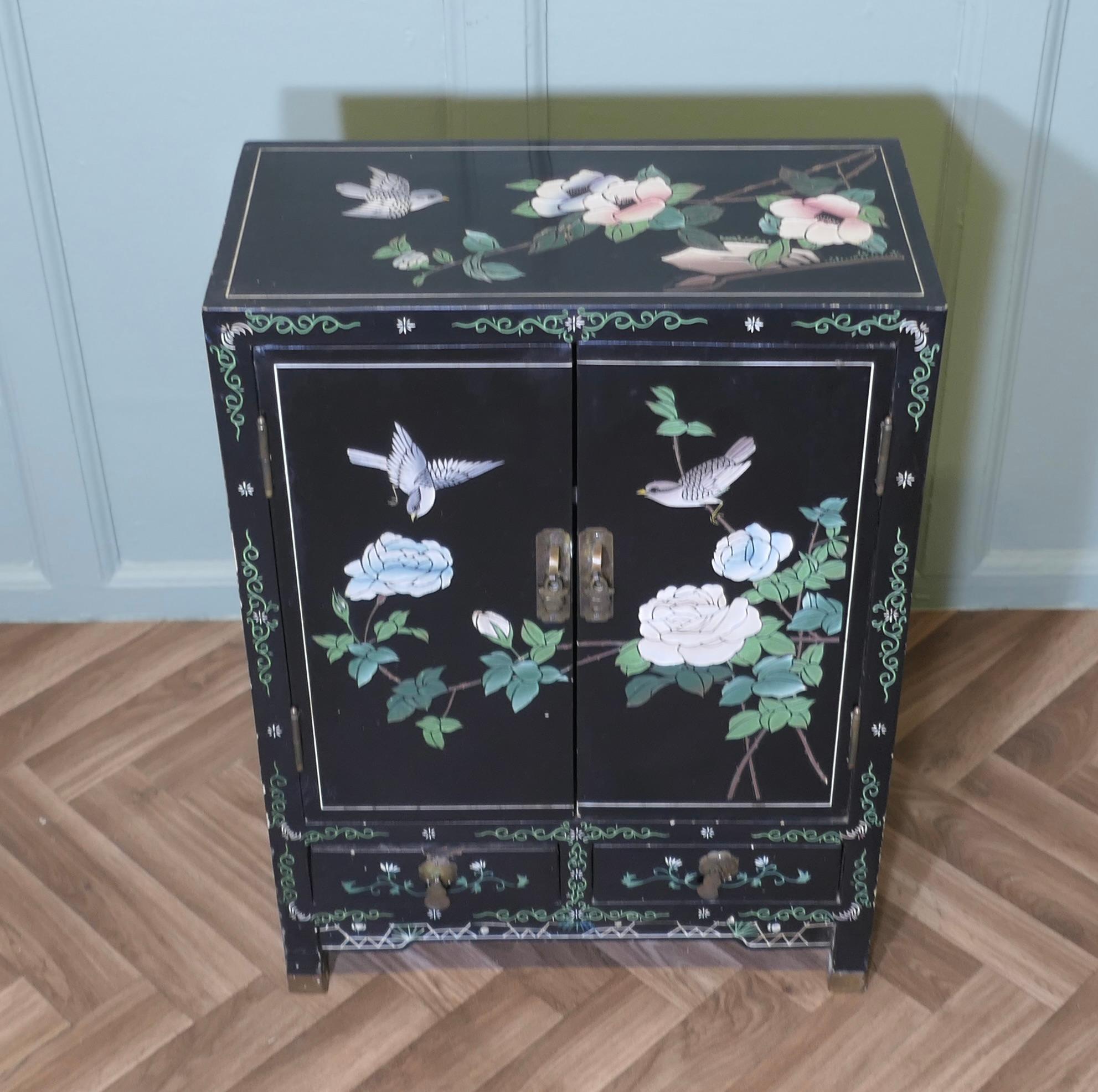B Credenza in lacca nera Chinoiserie decorata con uccelli e fiori.

L'armadio è splendidamente decorato con uccelli e crisantemi rosa e blu, ha due ante con maniglie in ottone e all'interno c'è un ripiano a tutta lunghezza.

Il mobile è in buone