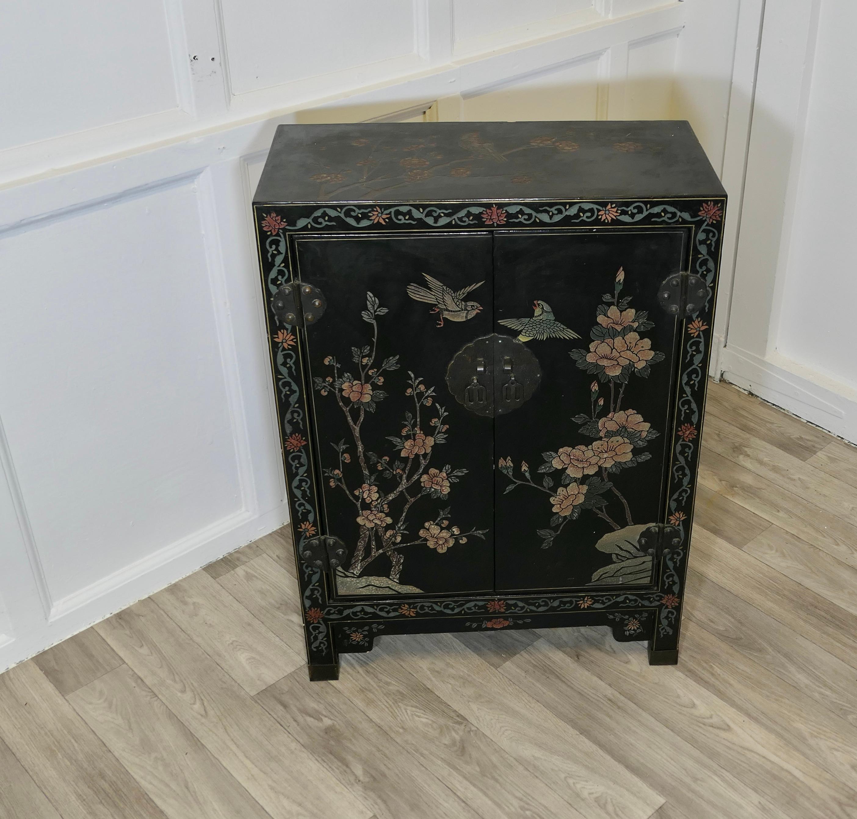 Armario Lacado Chinoiserie Negro Decorado con Pájaros y Flores en Bueno estado para la venta en Godshill, Isle of Wight