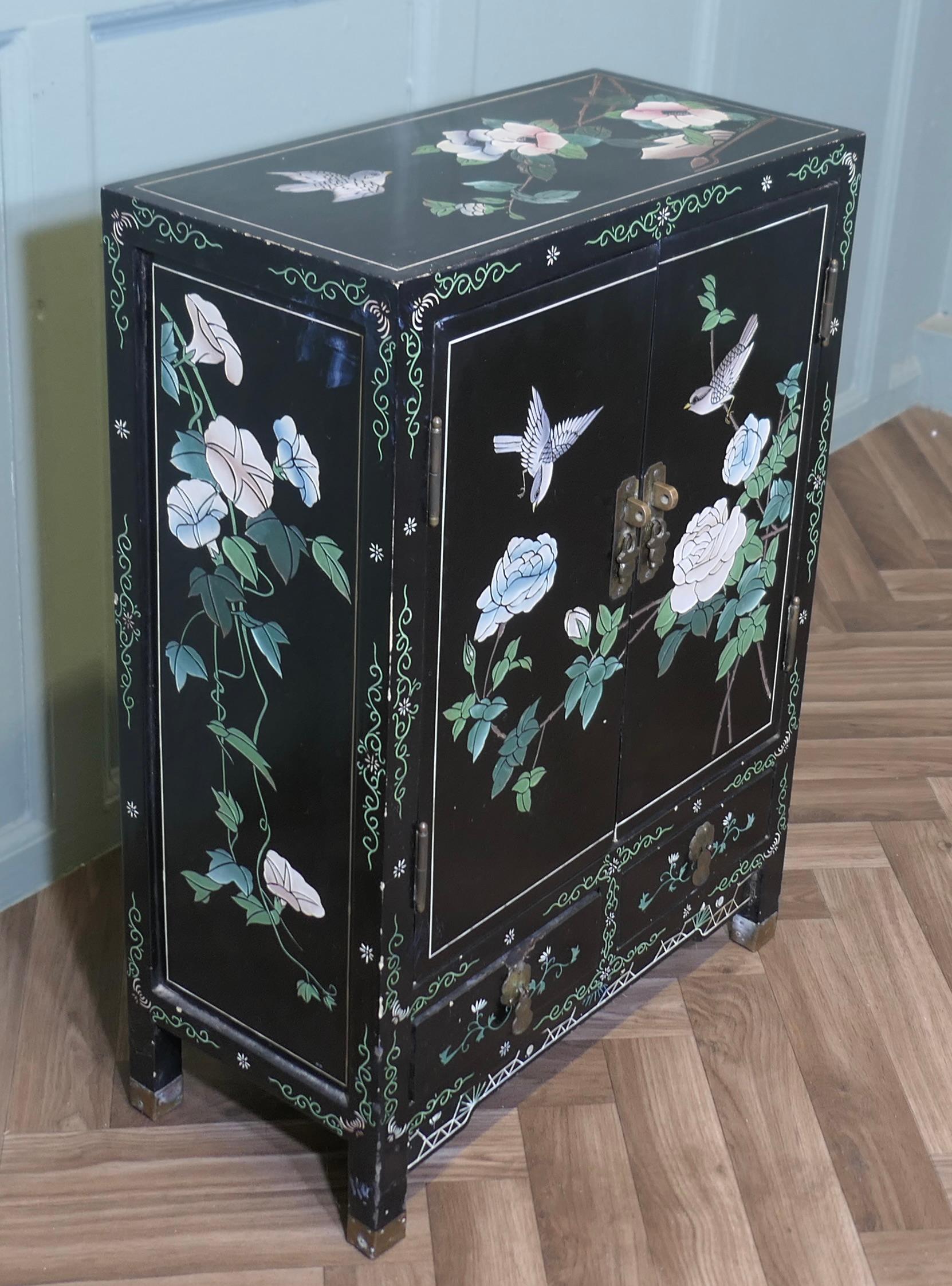 Cineserie Credenza in lacca nera Chinoiserie decorata con uccelli e fiori in vendita