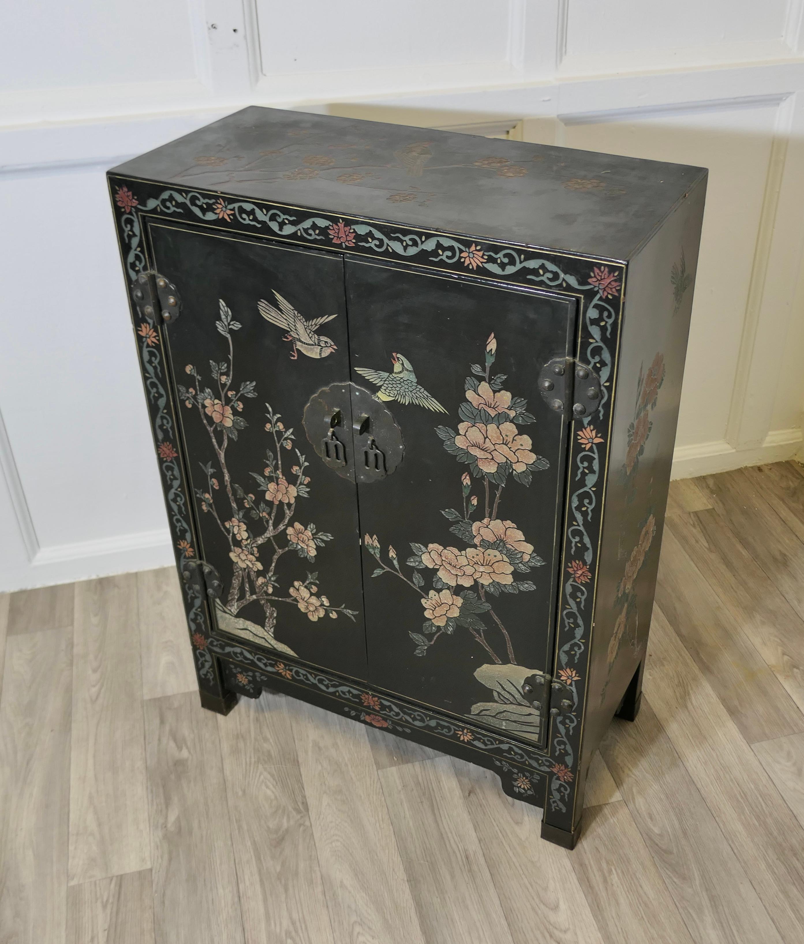 Armario Lacado Chinoiserie Negro Decorado con Pájaros y Flores principios del siglo XX en venta