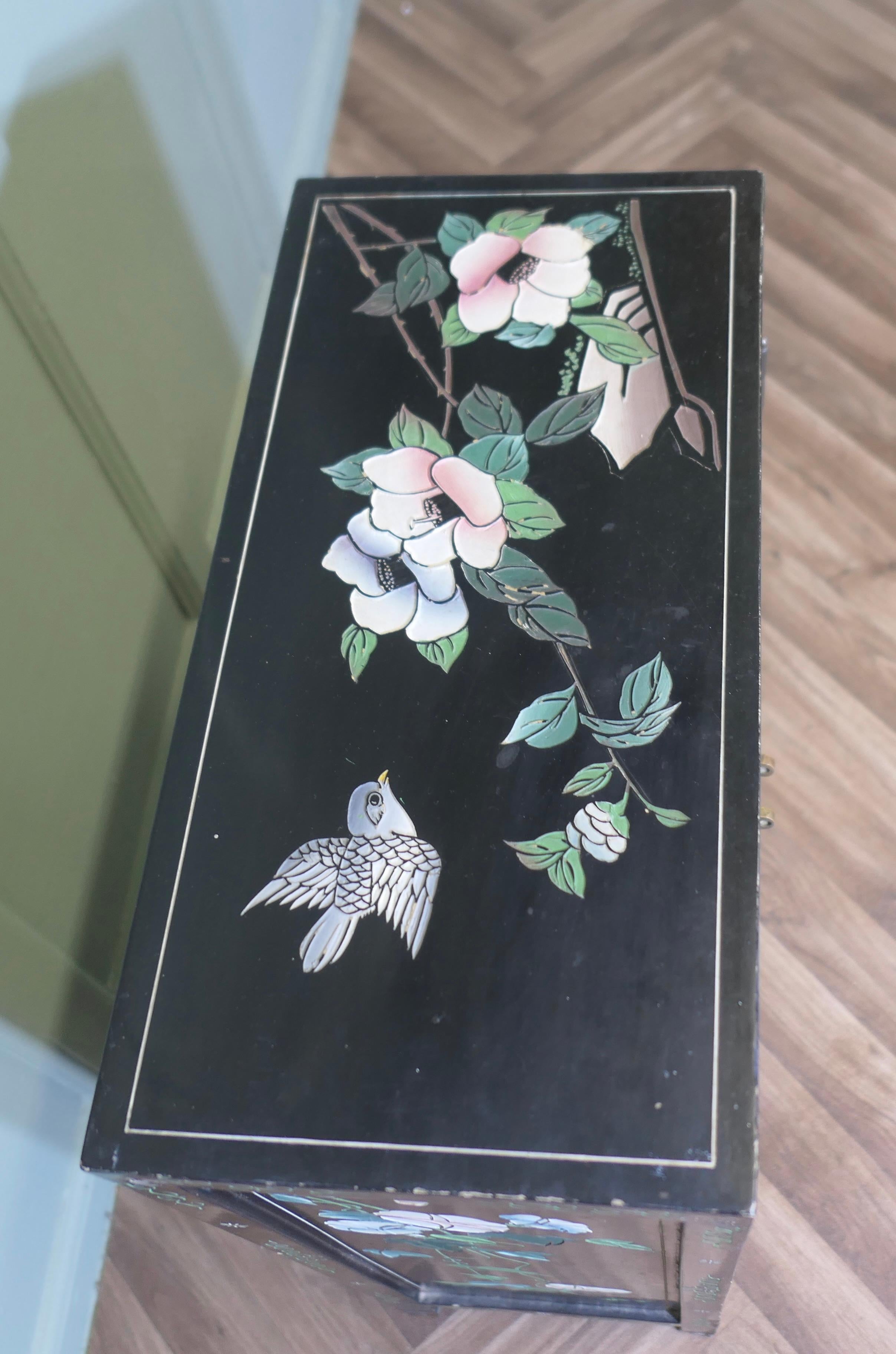 Credenza in lacca nera Chinoiserie decorata con uccelli e fiori In condizioni buone in vendita a Godshill, Isle of Wight
