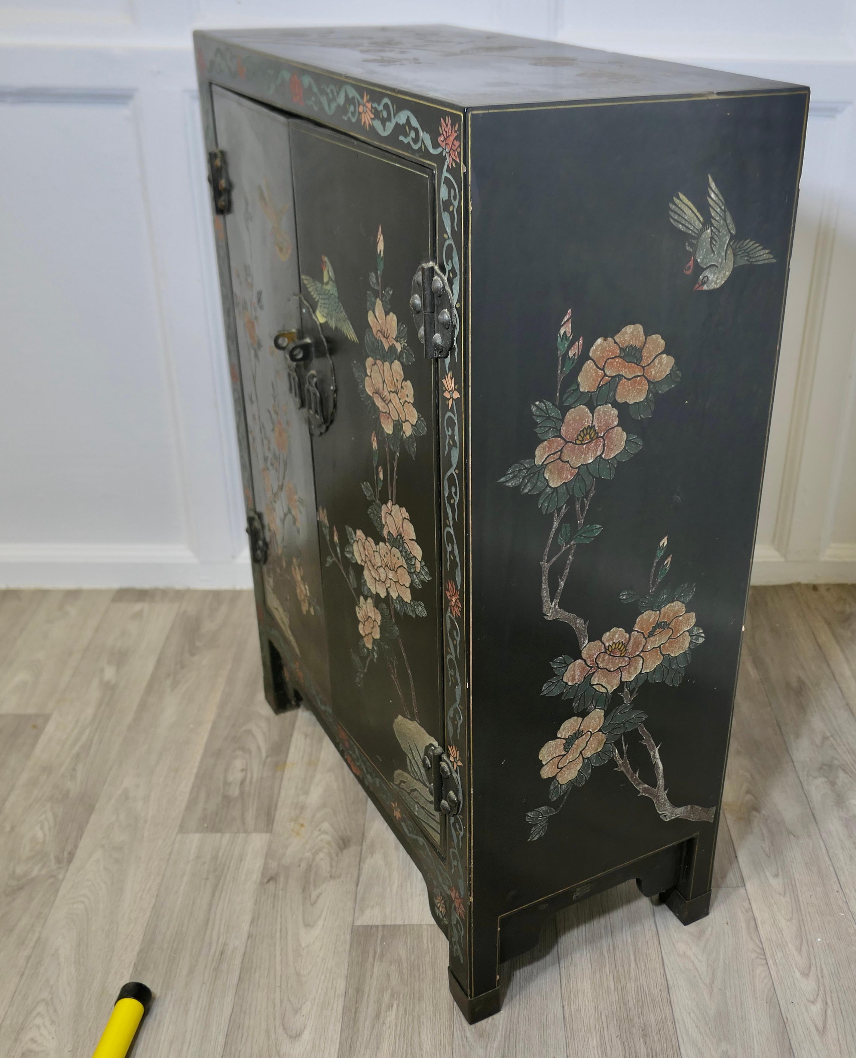 Armario Lacado Chinoiserie Negro Decorado con Pájaros y Flores en venta 1