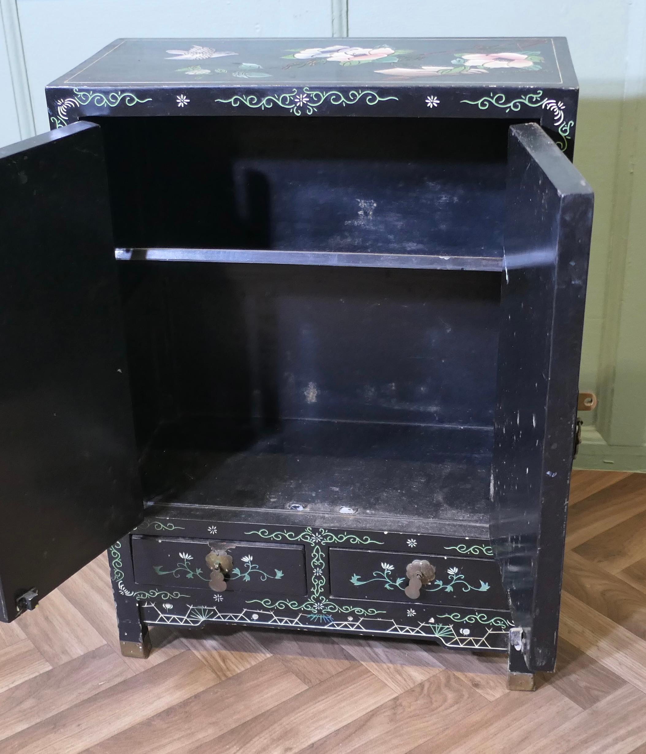 Inizio XX secolo Credenza in lacca nera Chinoiserie decorata con uccelli e fiori in vendita