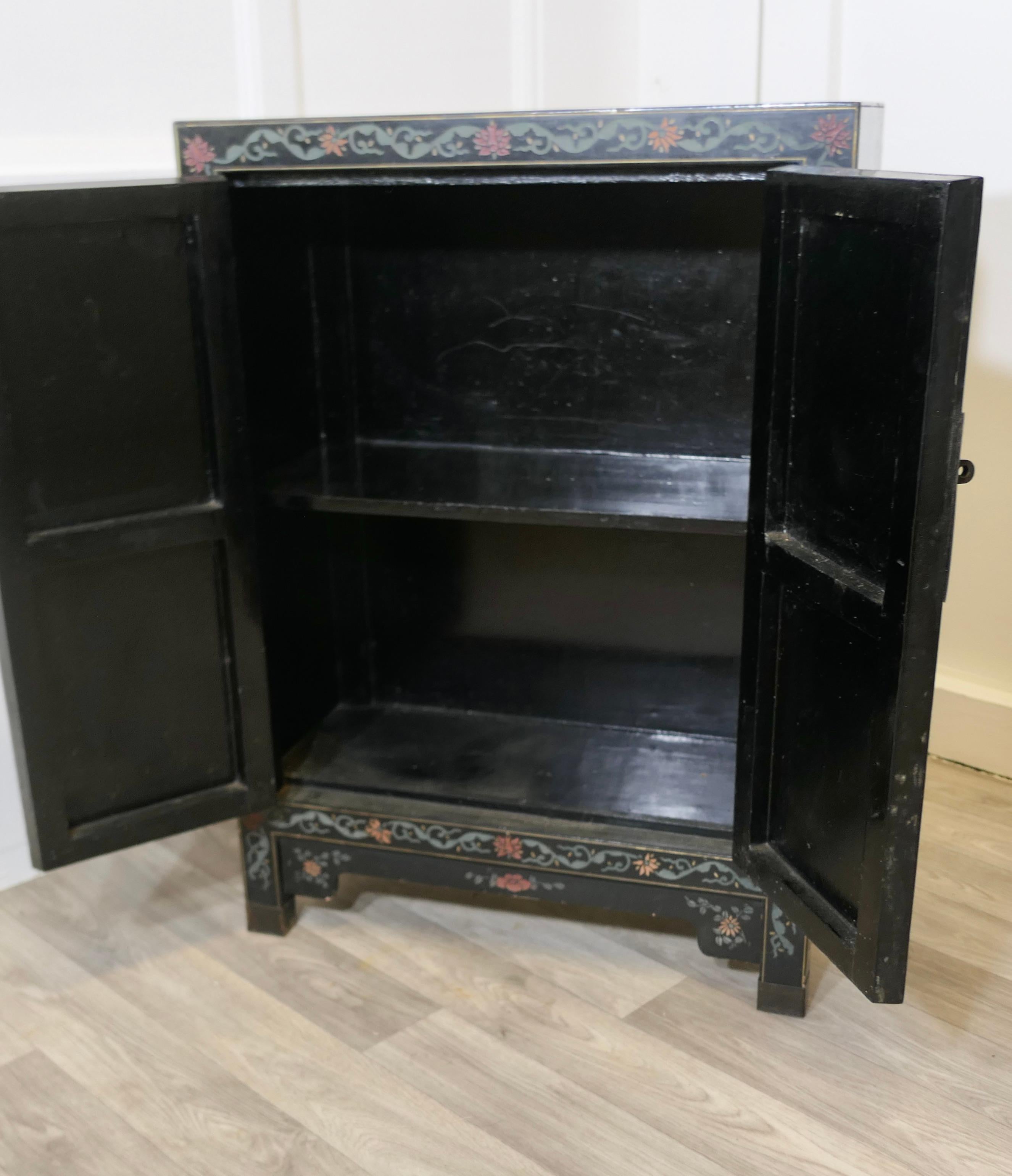 Armario Lacado Chinoiserie Negro Decorado con Pájaros y Flores en venta 2