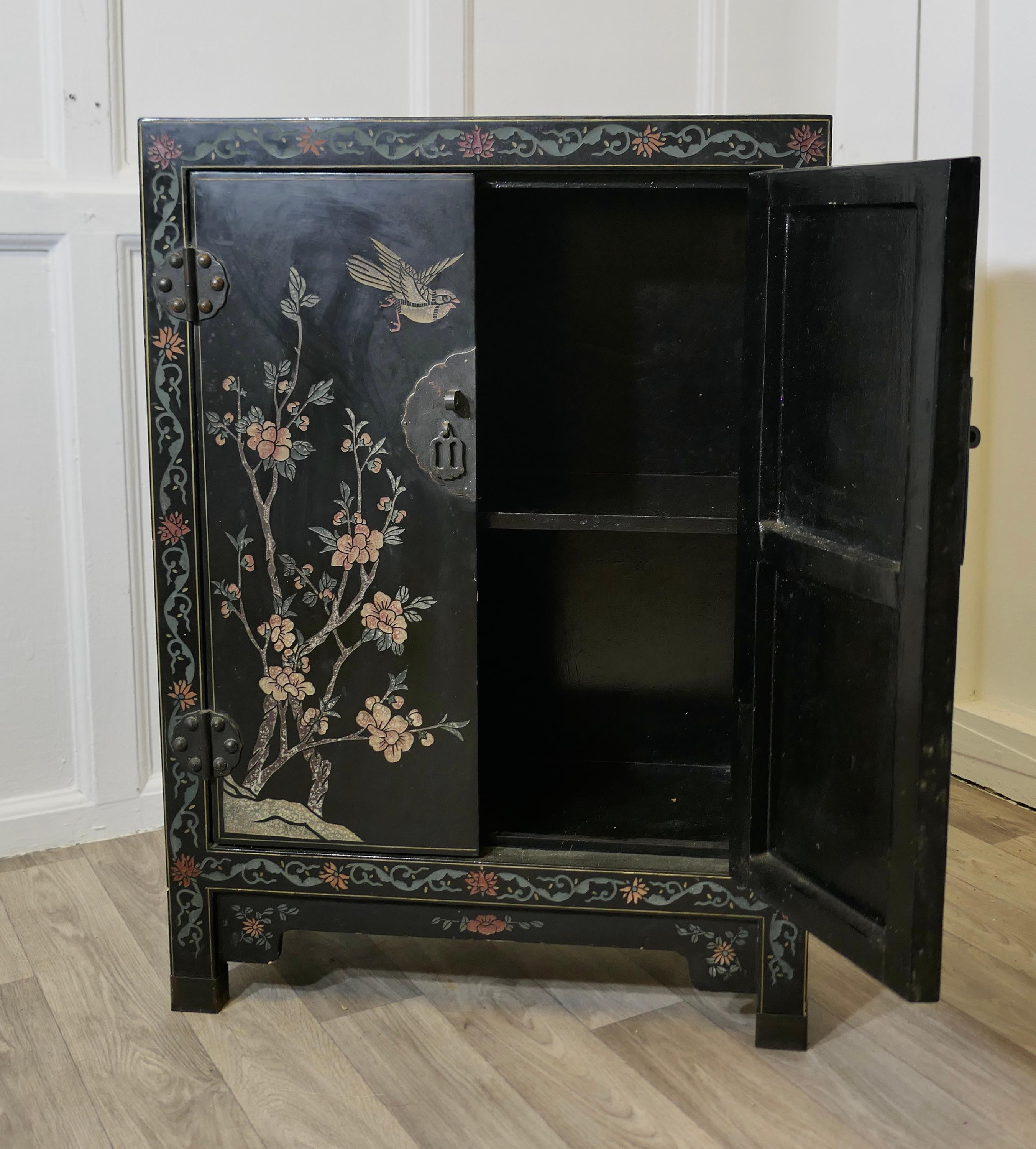 Armario Lacado Chinoiserie Negro Decorado con Pájaros y Flores en venta 3