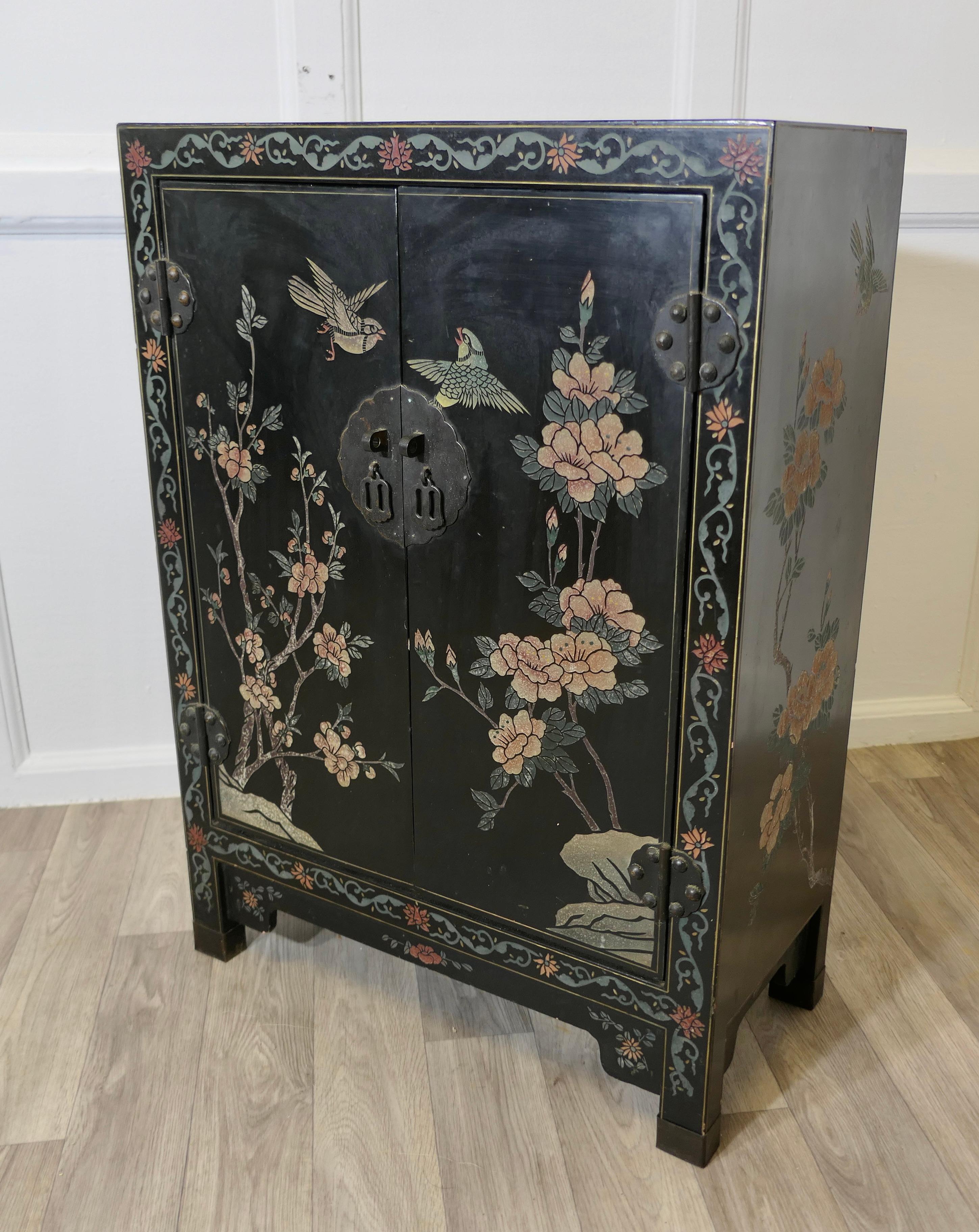 Armario Lacado Chinoiserie Negro Decorado con Pájaros y Flores en venta 4