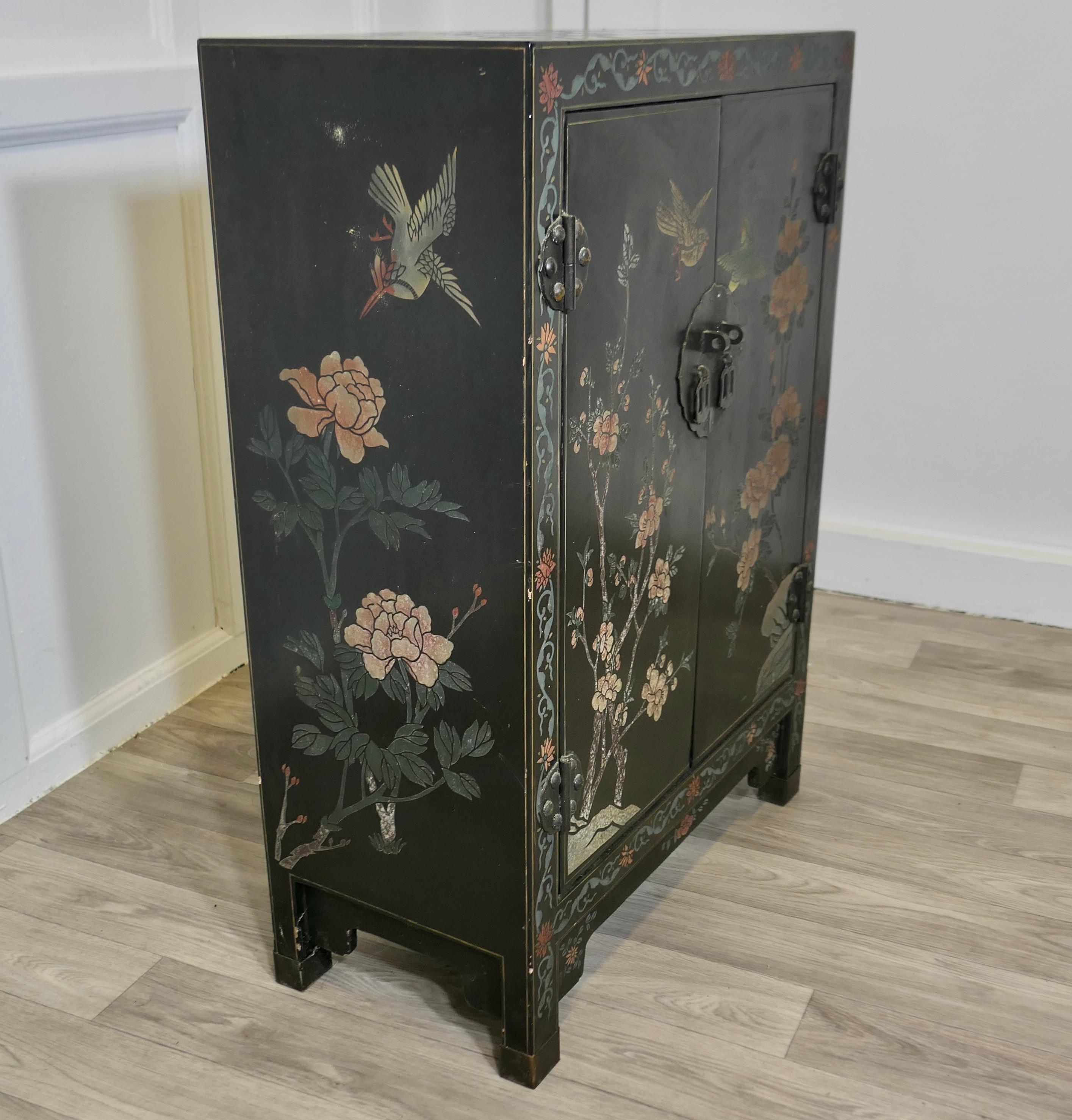 Armario Lacado Chinoiserie Negro Decorado con Pájaros y Flores en venta 5