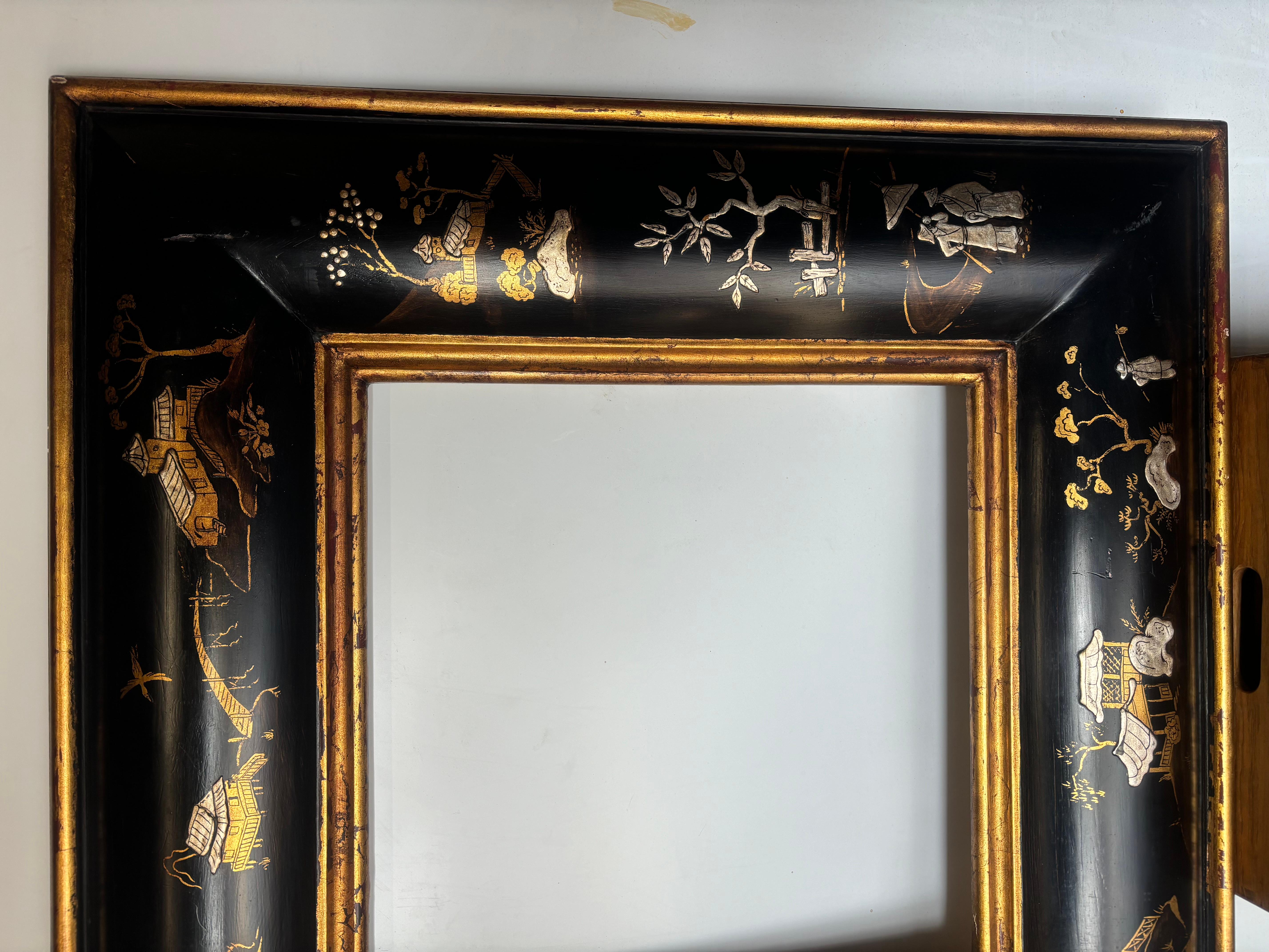 Nuestro gran marco cuadrado negro de Chinoiserie fue fabricado a mano por Kipper en nuestra tienda. El diseño/estilo procede de China. 
Figuras absolutamente impresionantes pintadas a mano de un motivo tradicional de jardín sereno con pagodas,