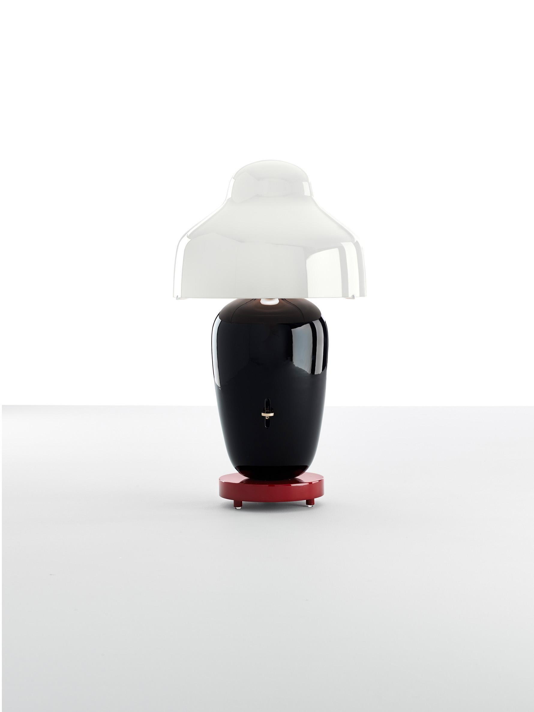 Lampe à poser Black Chinoz de Parachilna
Dimensions : D 35 x H 62 cm
Matériaux : Base en bois laqué, structure en céramique, diffuseur en verre soufflé.  
Poids : 8.8 kg
CHINOZ -NOIR - BASE BORDEAUX - DIFFUSEUR BLANC MAT

Lampe de table