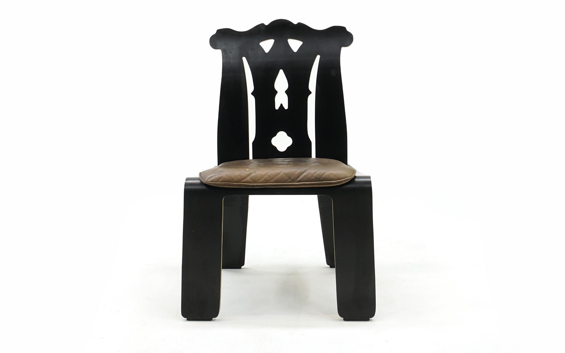 Chippendale Chair, entworfen von Robert Venturi und Denise Scott Brown für Knoll, 1984.  In diesem Beispiel wird die  schwarzer Originallack und Lederkissen.  Das Kissen weist Ausbleichungen und mehrere Abdrücke auf, aber keine Risse, Löcher oder