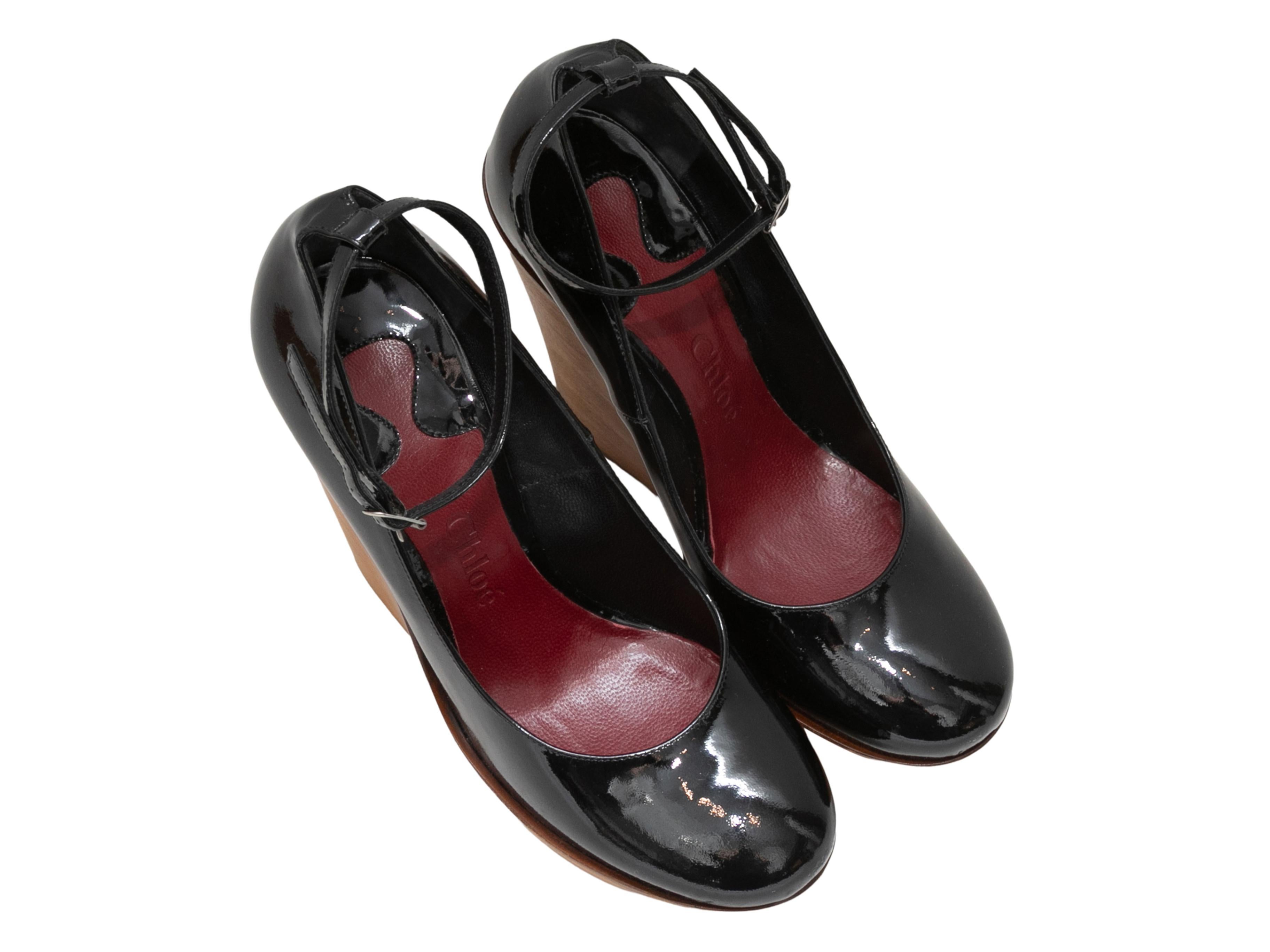Brown Black Chloe Patent Leather Ankle Strap Wooden Wedges Size 37 For Sale