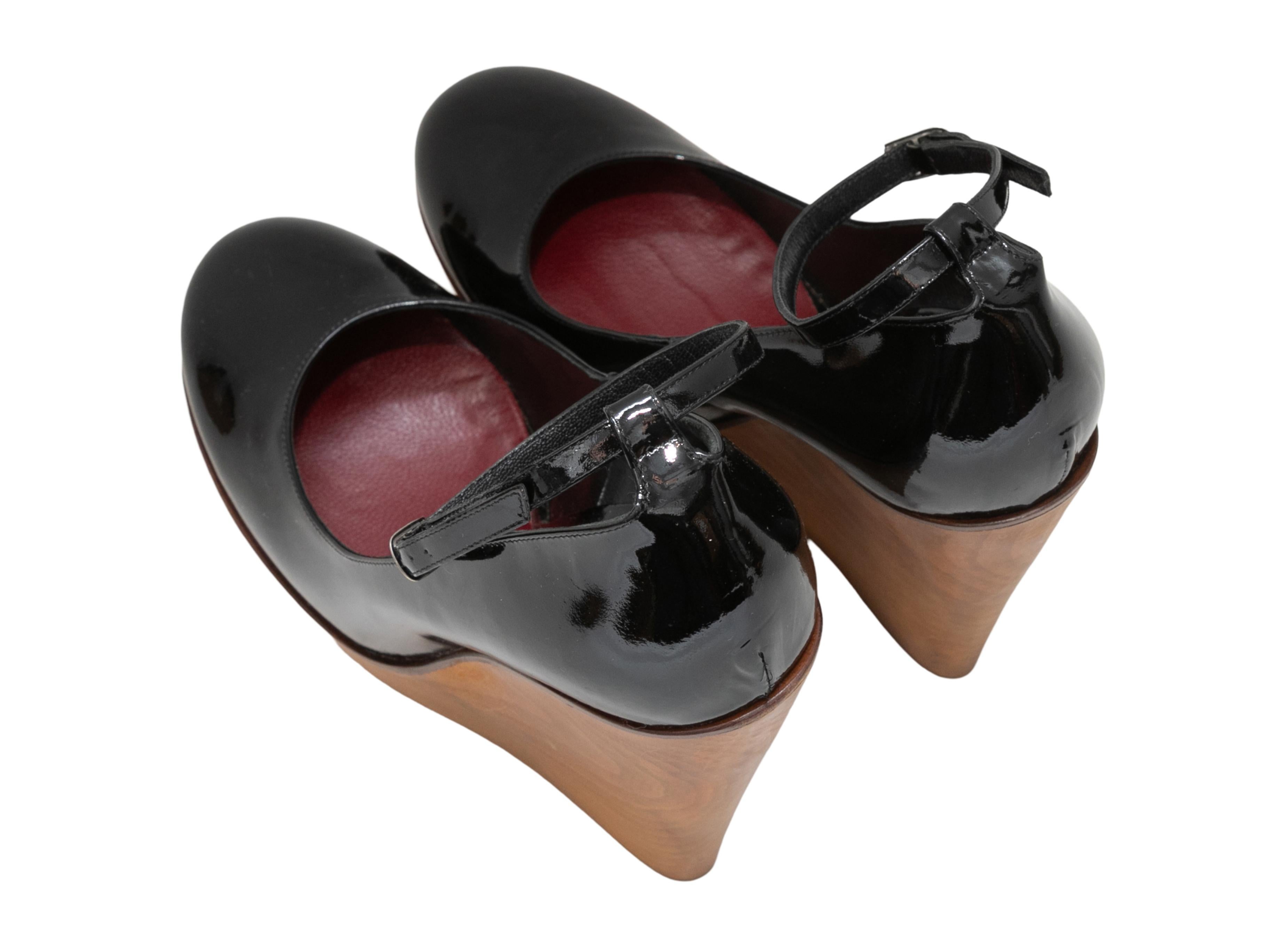 Black Chloe Patent Leather Ankle Strap Wooden Wedges Size 37 In Good Condition For Sale In New York, NY