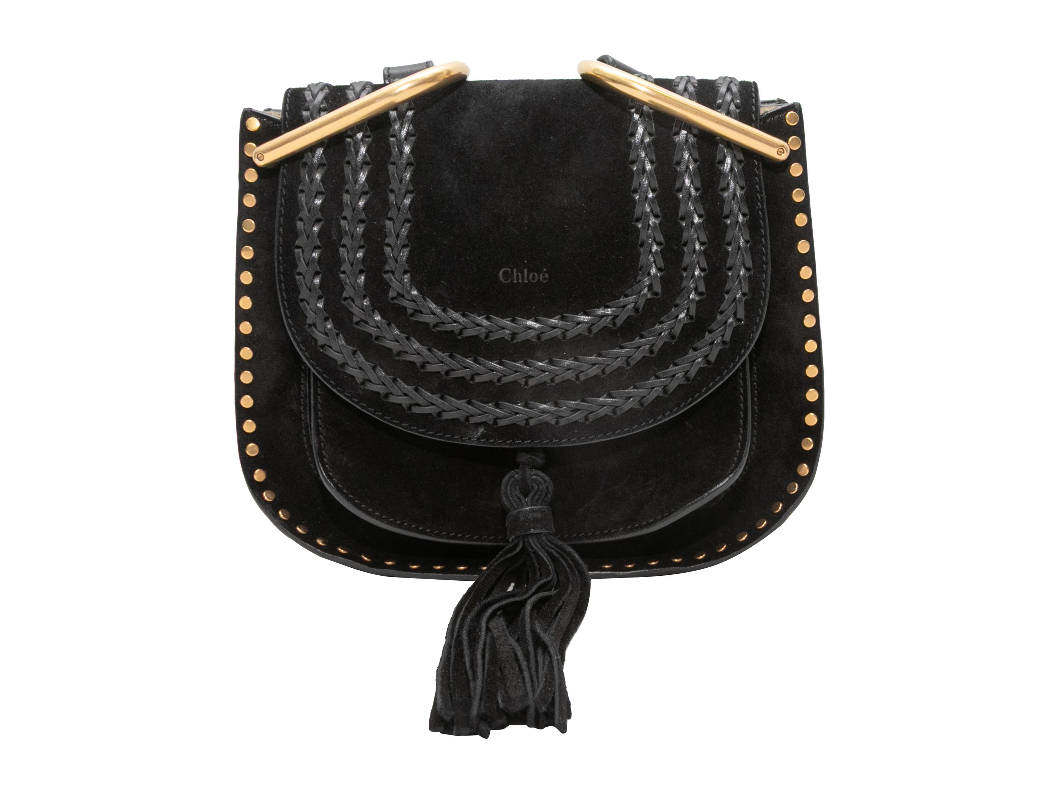 Detalles del producto: Bolso Crossbody Chloe Pequeño Hudson Negro. El Bolso Crossbody Hudson Pequeño presenta un cuerpo de ante, herrajes dorados, un borde con tachuelas, una única correa cruzada y un cierre de solapa frontal. 9