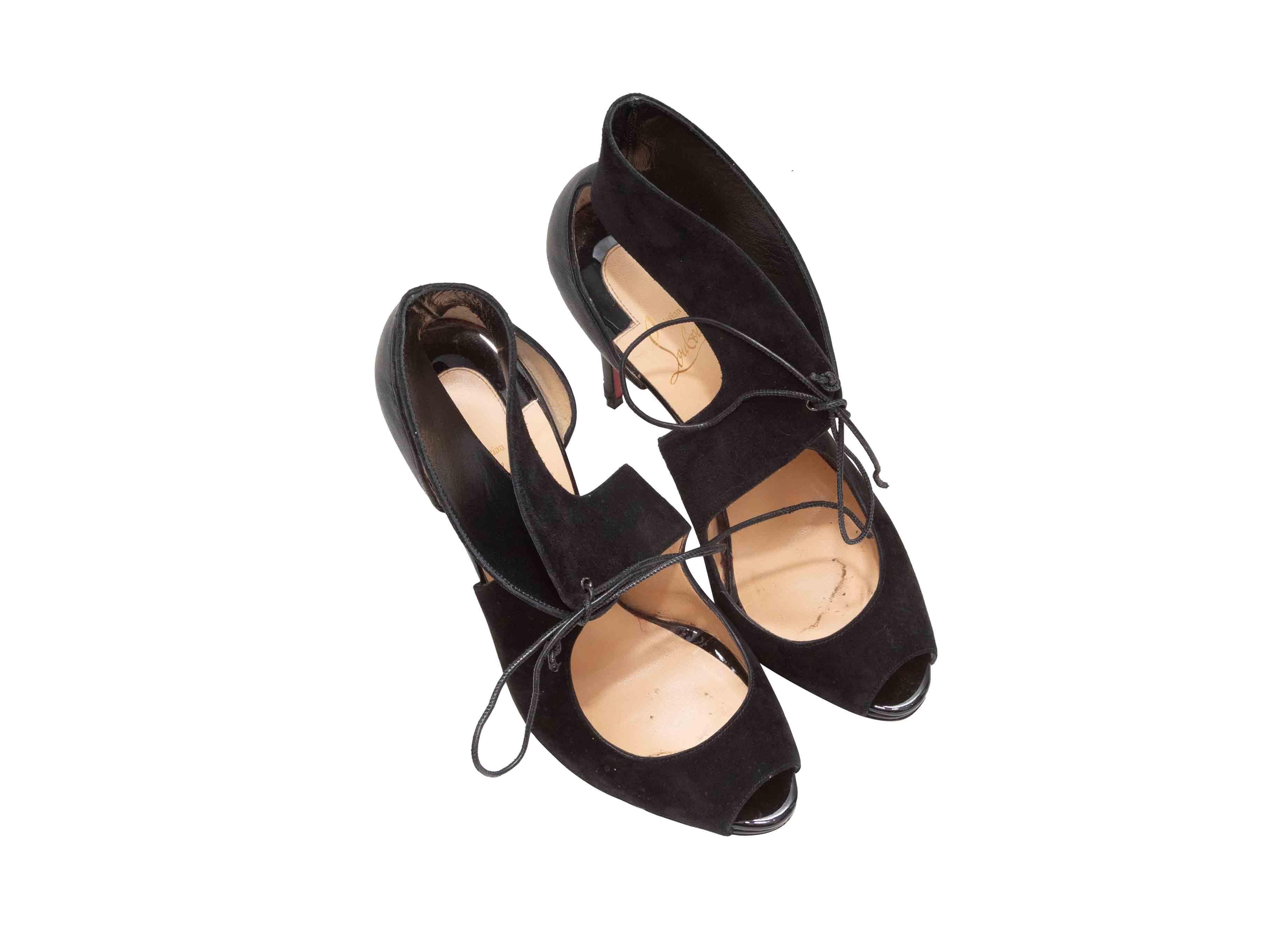 Tacchi con ritaglio in pelle e camoscio nero di Christian Louboutin. Chiusura con lacci sulla parte superiore. Altezza del gambo 4,5