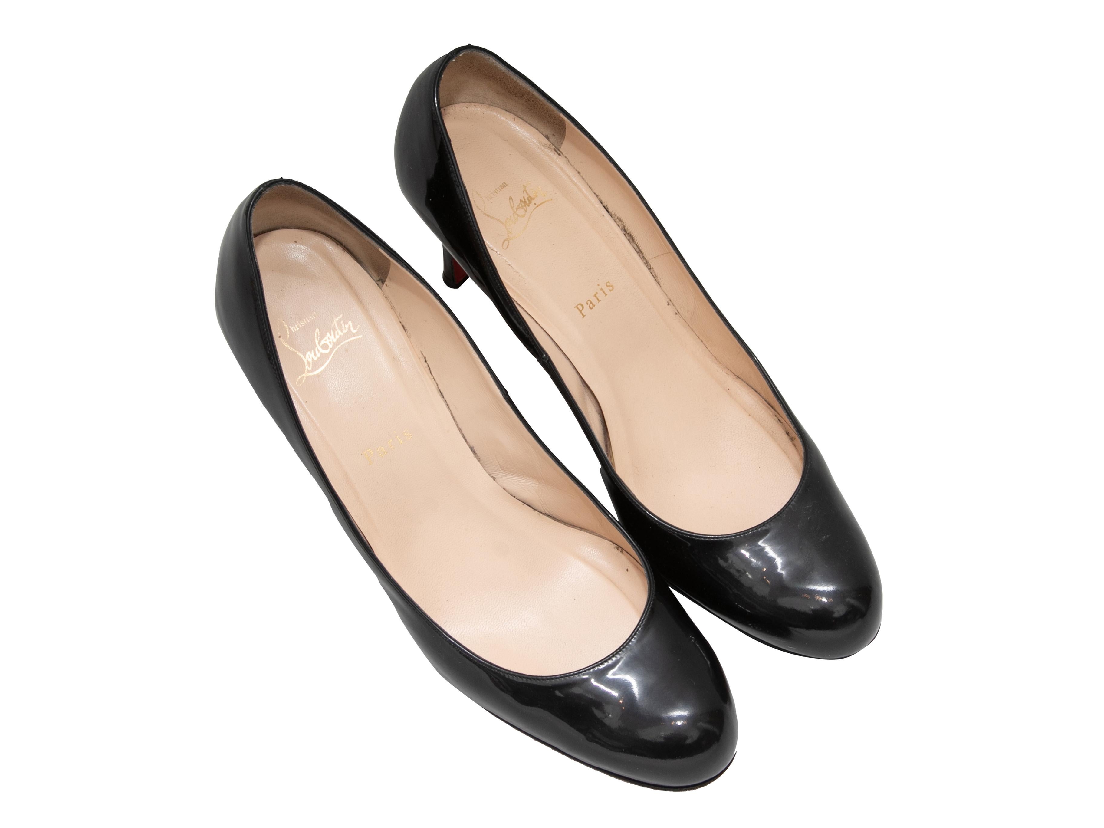 Escarpins à bout rond en cuir verni noir de Christian Louboutin. Hauteur du talon : 3