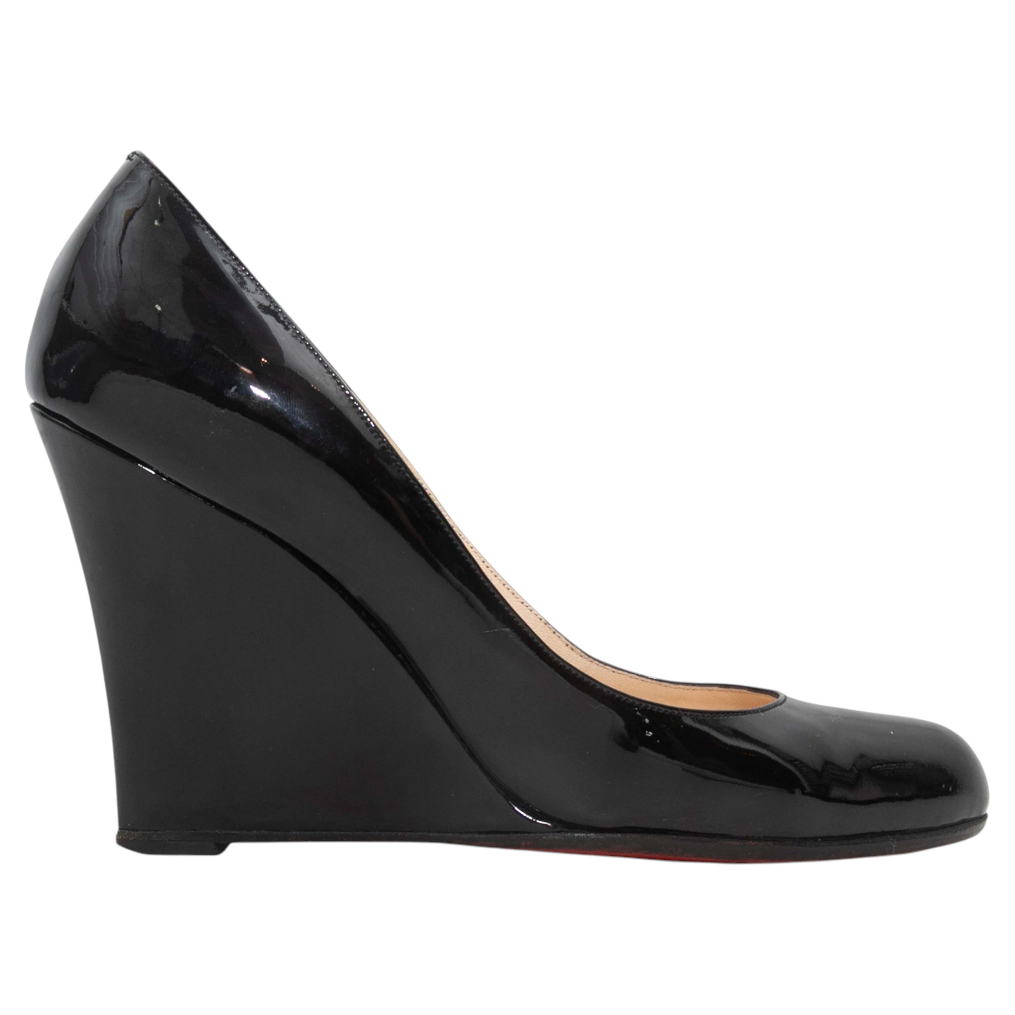 Zapatos de tacón de cuña de charol negros de Christian Louboutin, talla 40 en venta