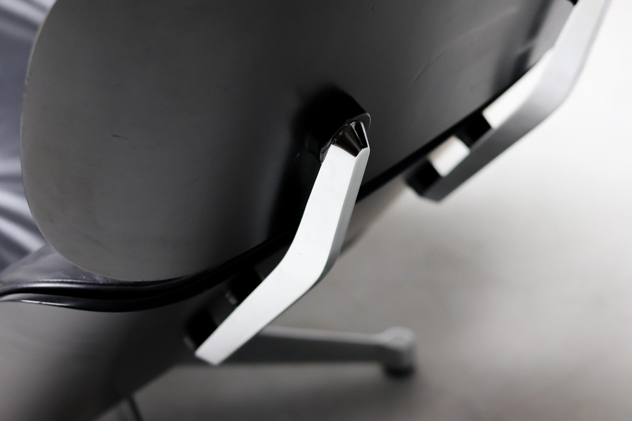 Silla Eames 670 Lounge Negra y Cromada de Herman Miller 3