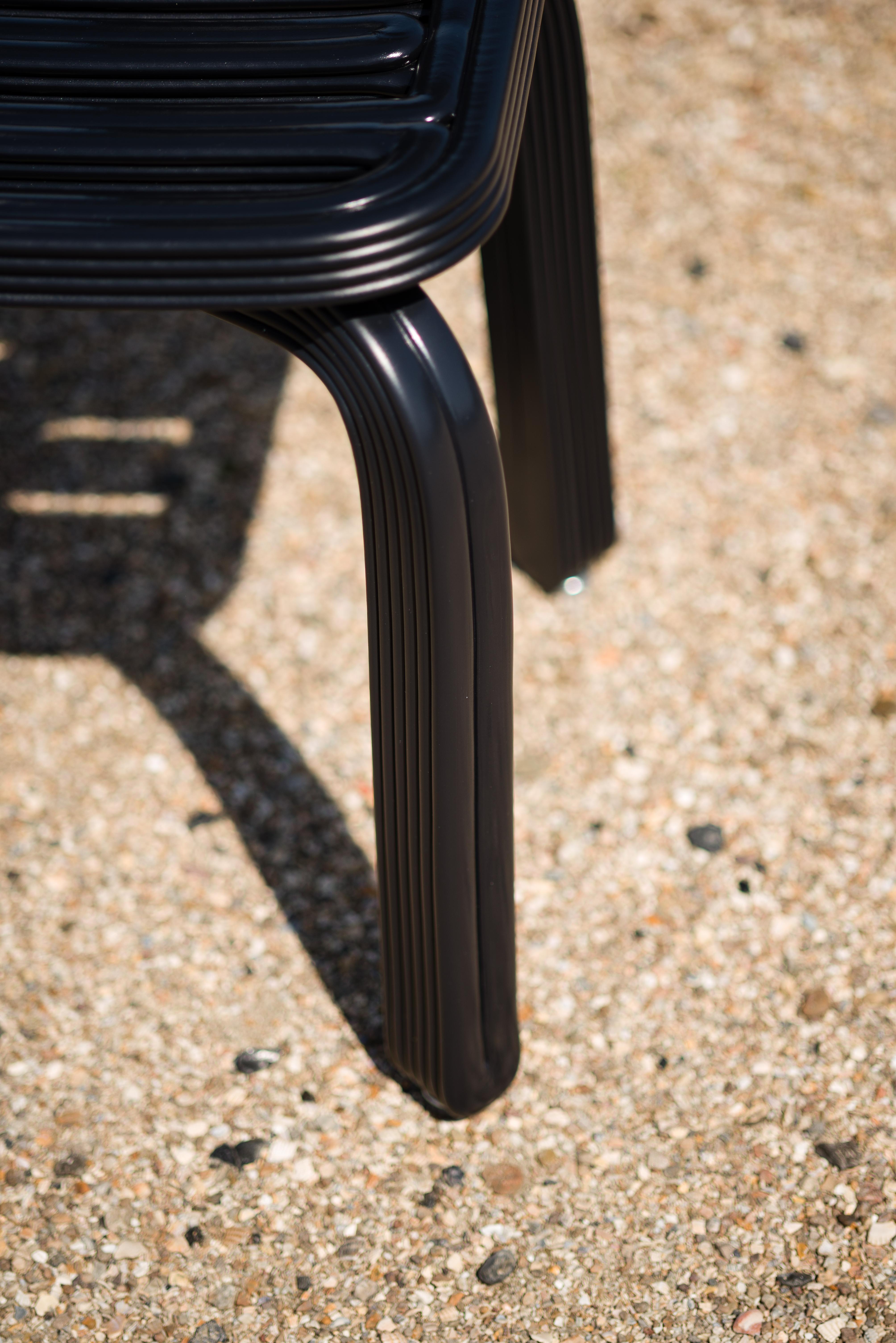 Schwarzer Chubby-Stuhl aus recyceltem Kunststoff mit 3d-Druck (Moderne) im Angebot