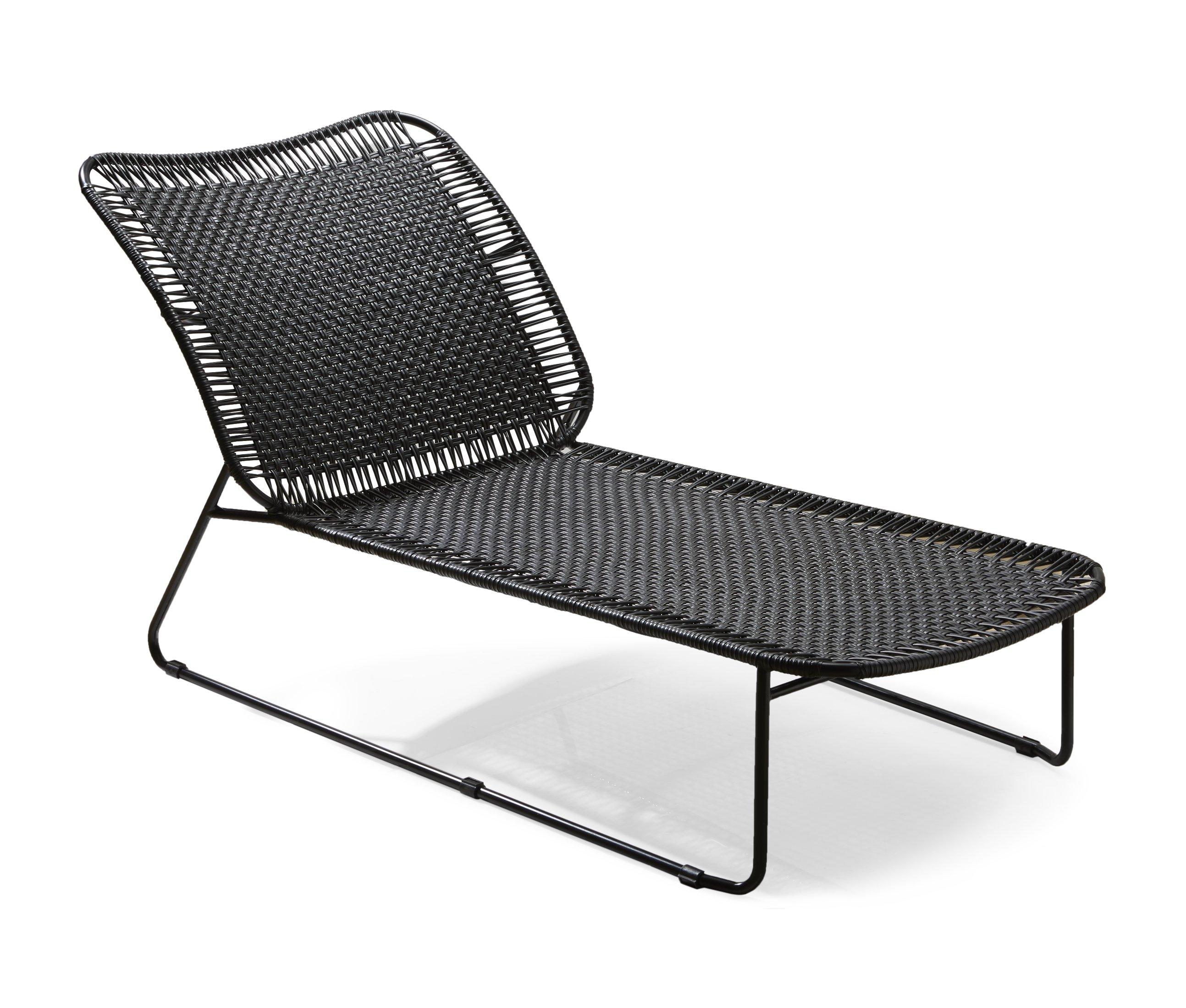 Daybed Cielo negro de Sebastian Herkner
Dimensiones: 172 x 78 x 83 cm
Materiales: Plástico reciclado, metal

Fabricada con cuerdas de plástico reciclado y acero galvanizado con recubrimiento de polvo, la cama está disponible en cinco colores: