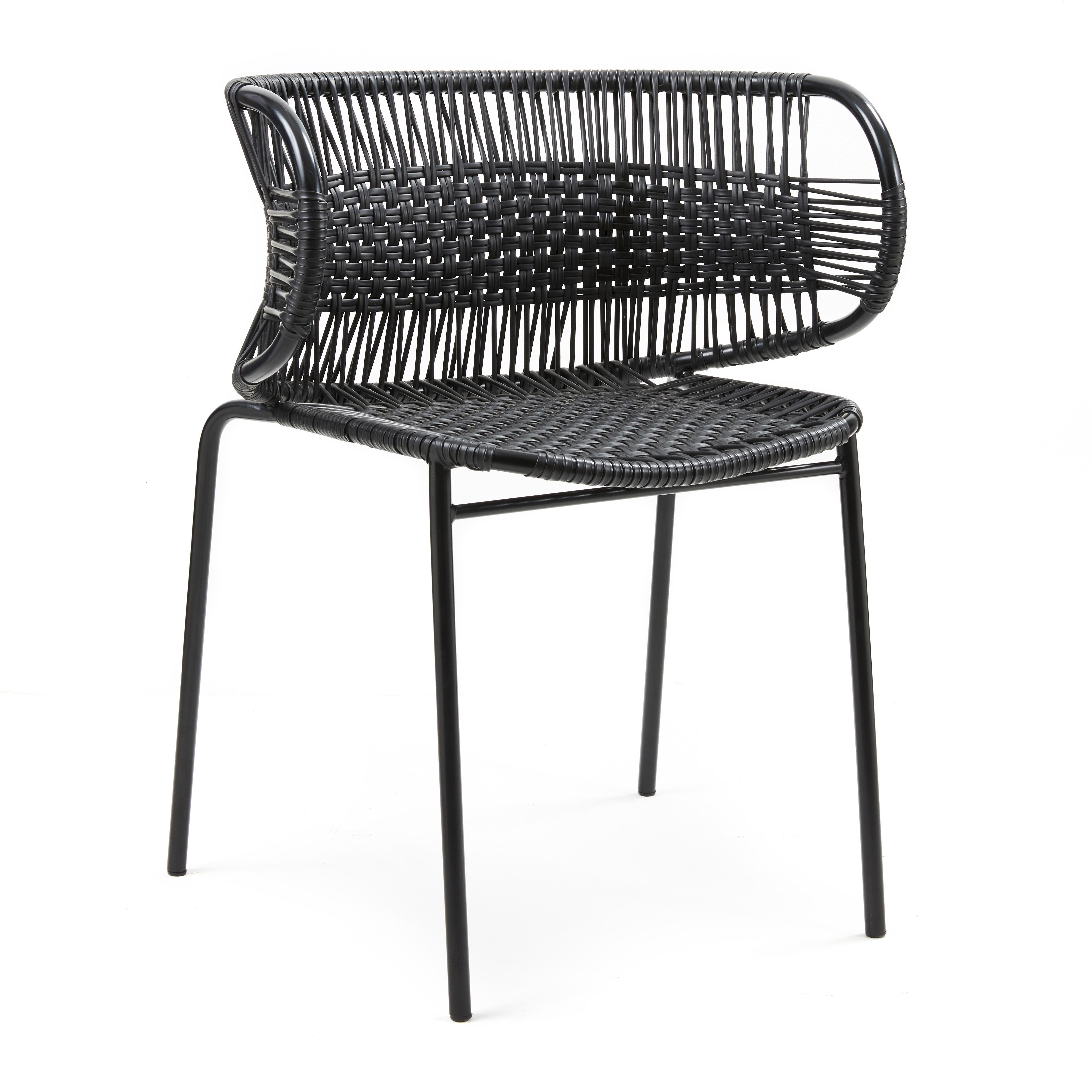 Sedia impilabile Cielo nera con braccioli di Sebastian Herkner.
Materiali: Acciaio tubolare zincato e verniciato a polvere. Le corde in PVC sono realizzate in plastica riciclata.
Tecnica: realizzata con plastica riciclata e tessuta da artigiani