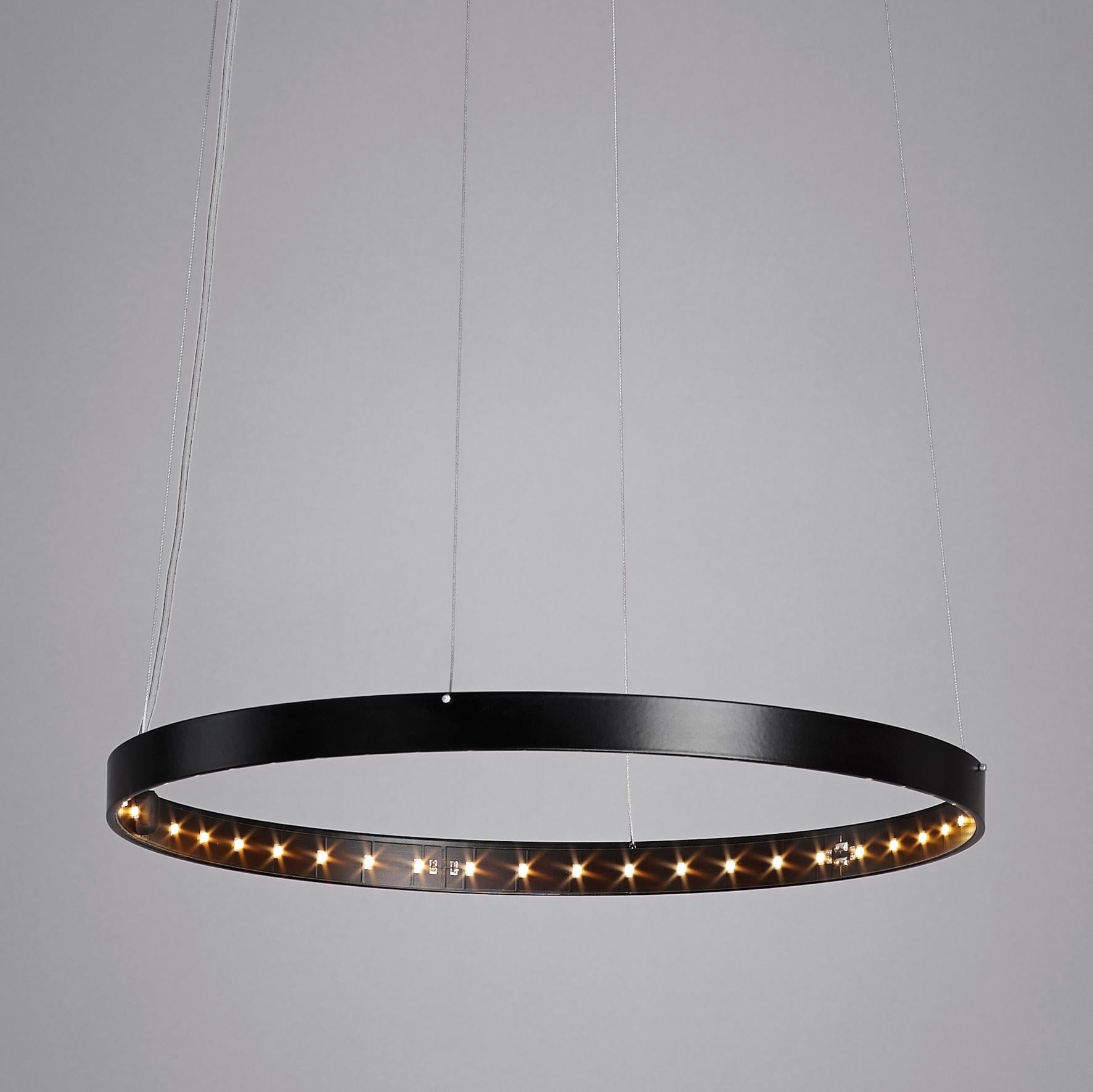 Lampada a sospensione Black Circle 30 di Le Deun Luminaire
Dimensioni: D 32 x H 20-200 cm. 
Materiali: Acciaio verniciato con vernice epossidica.

Si tratta di un'azienda francese fondata nel 1997, specializzata nella progettazione e produzione di