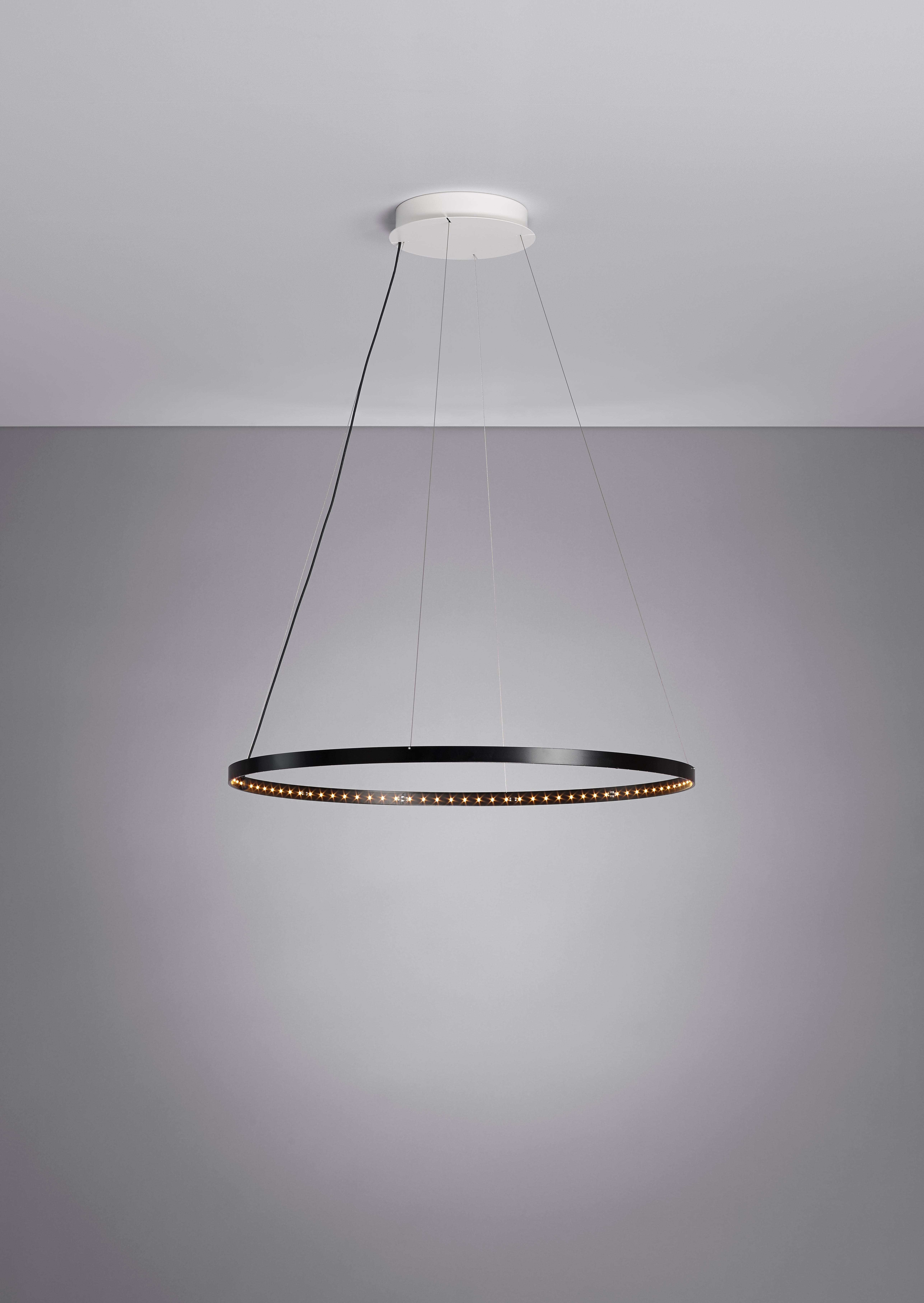 Lampada a sospensione Black Circle 60 di Le Deun Luminaire
Dimensioni: D 62 x H 40-200 cm. 
Materiali: Acciaio verniciato con vernice epossidica.

Si tratta di un'azienda francese fondata nel 1997, specializzata nella progettazione e produzione di