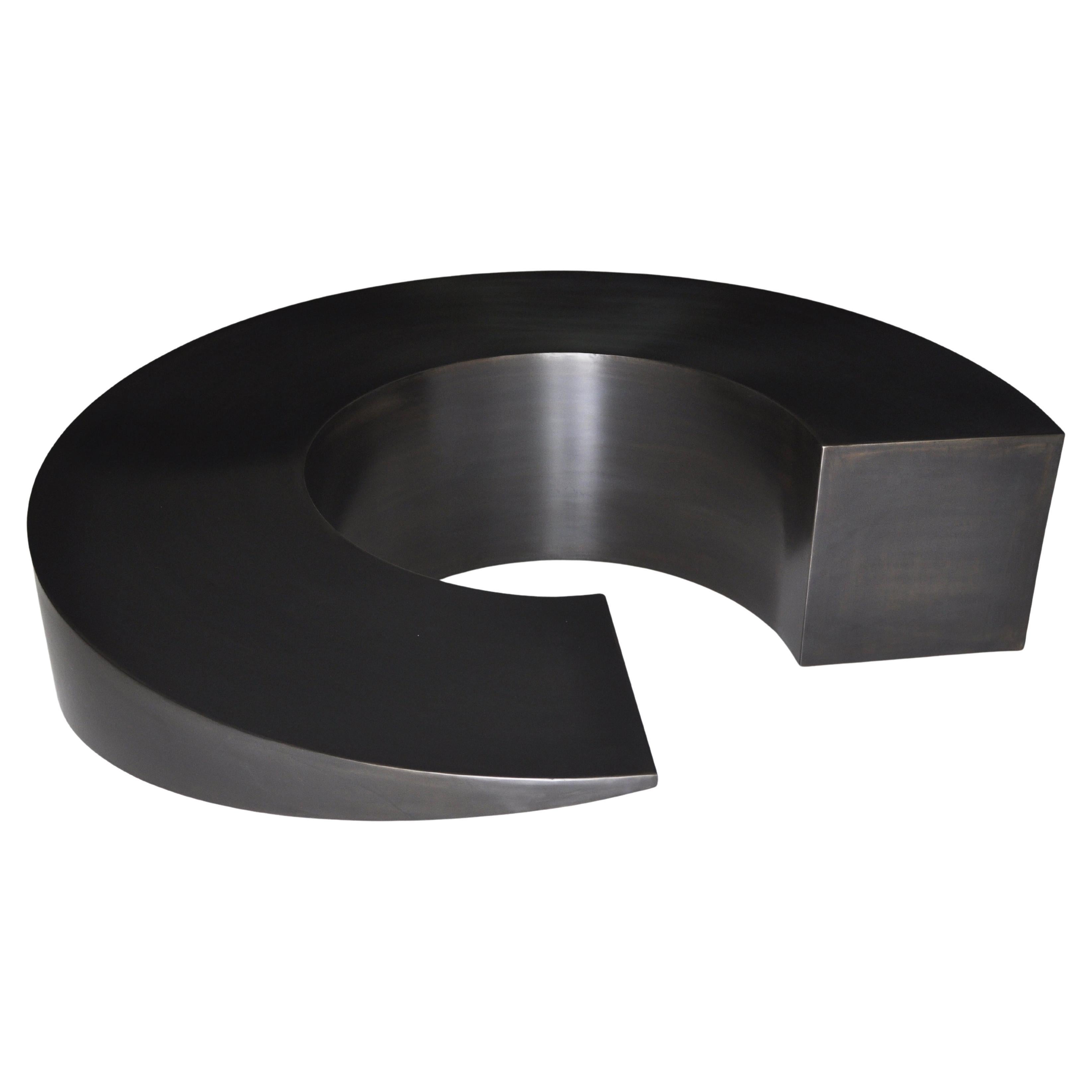 Table circulaire noire par Pol Quadens