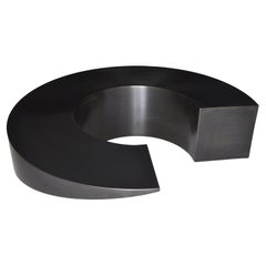 Table circulaire noire par Pol Quadens