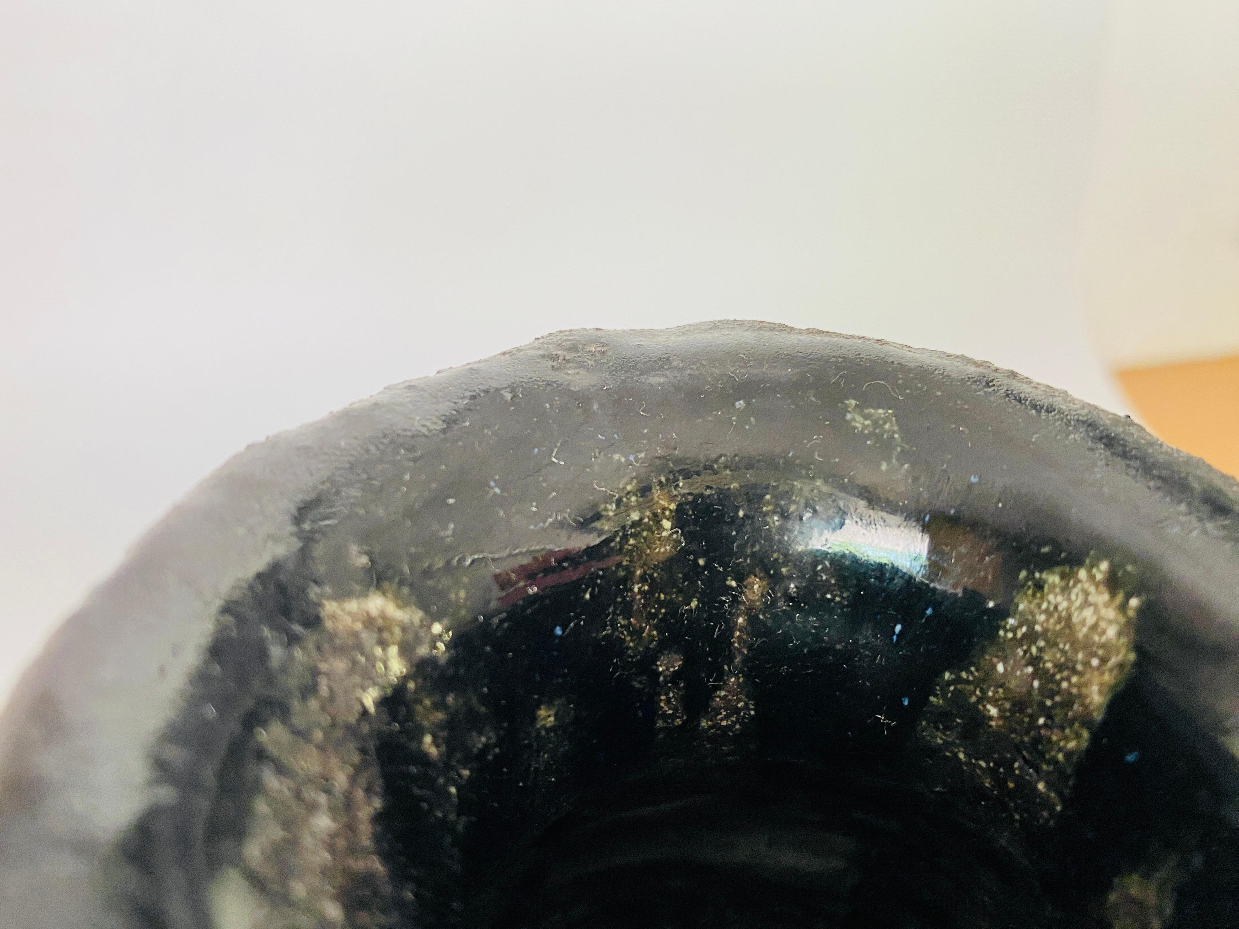 Francese Vaso nero di forma classica con smalto nero simile al ferro Francia Circa 1970 in vendita