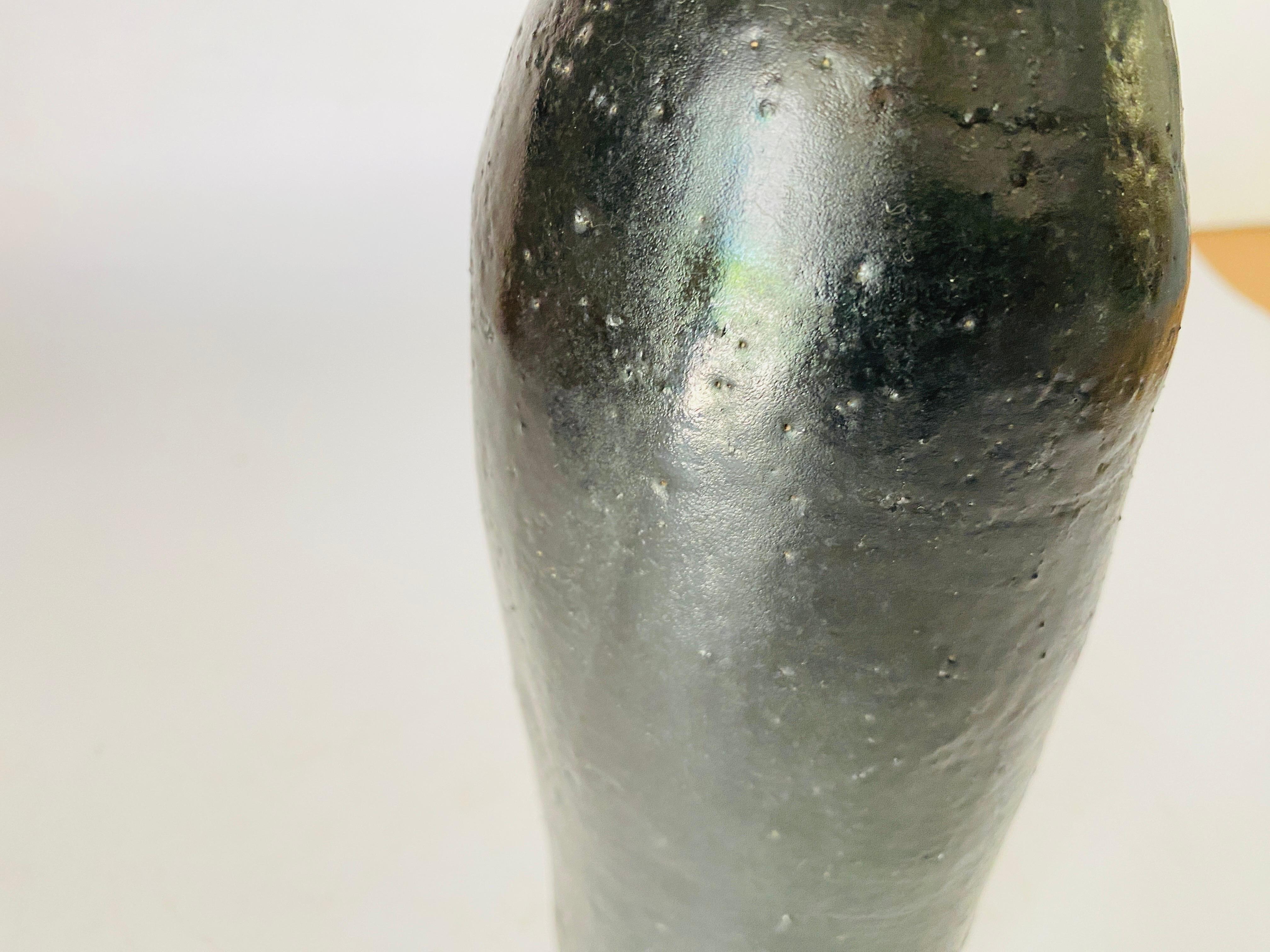 Smaltato Vaso nero di forma classica con smalto nero simile al ferro Francia Circa 1970 in vendita