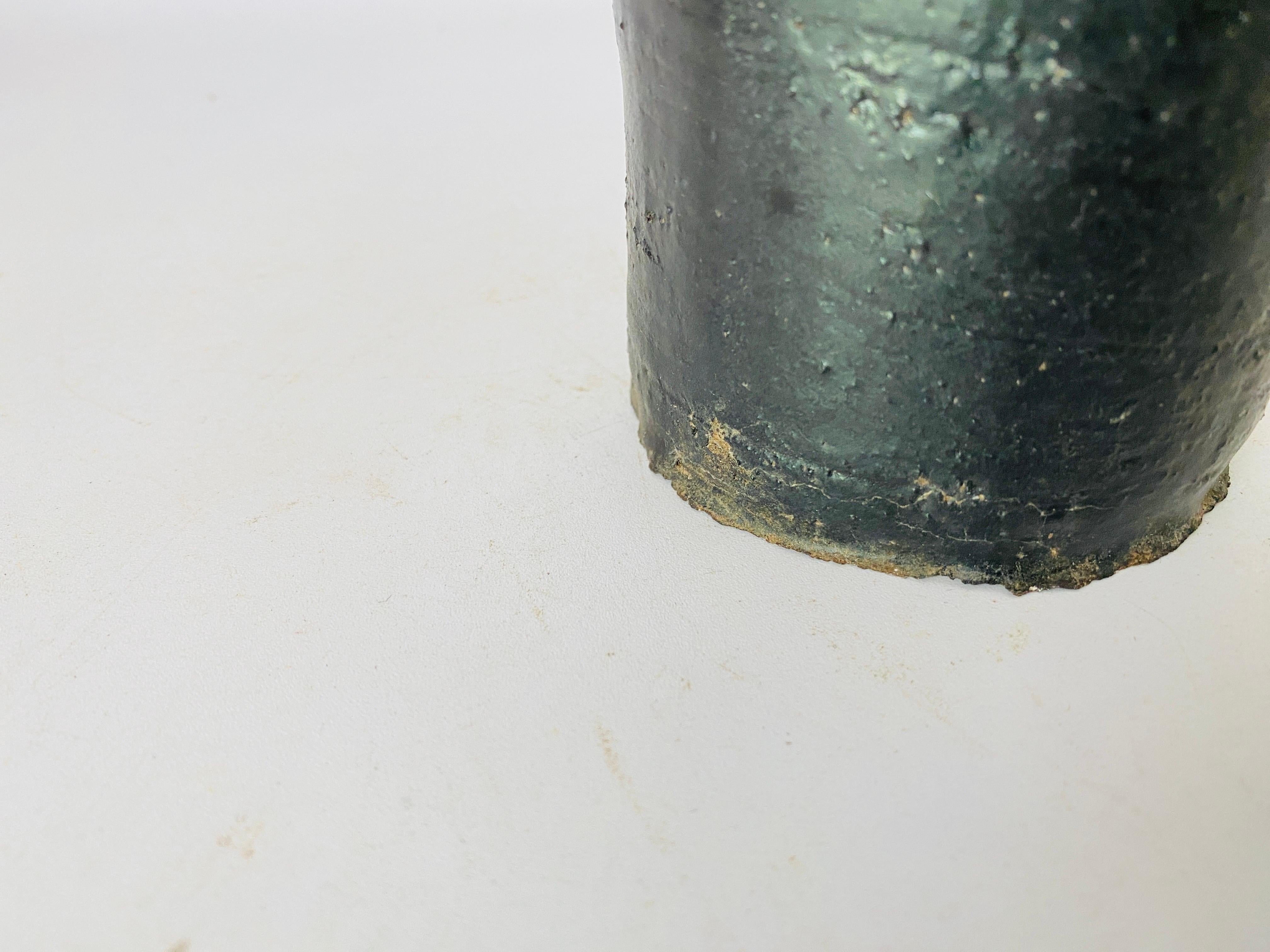 Vaso nero di forma classica con smalto nero simile al ferro Francia Circa 1970 In condizioni buone in vendita a Auribeau sur Siagne, FR