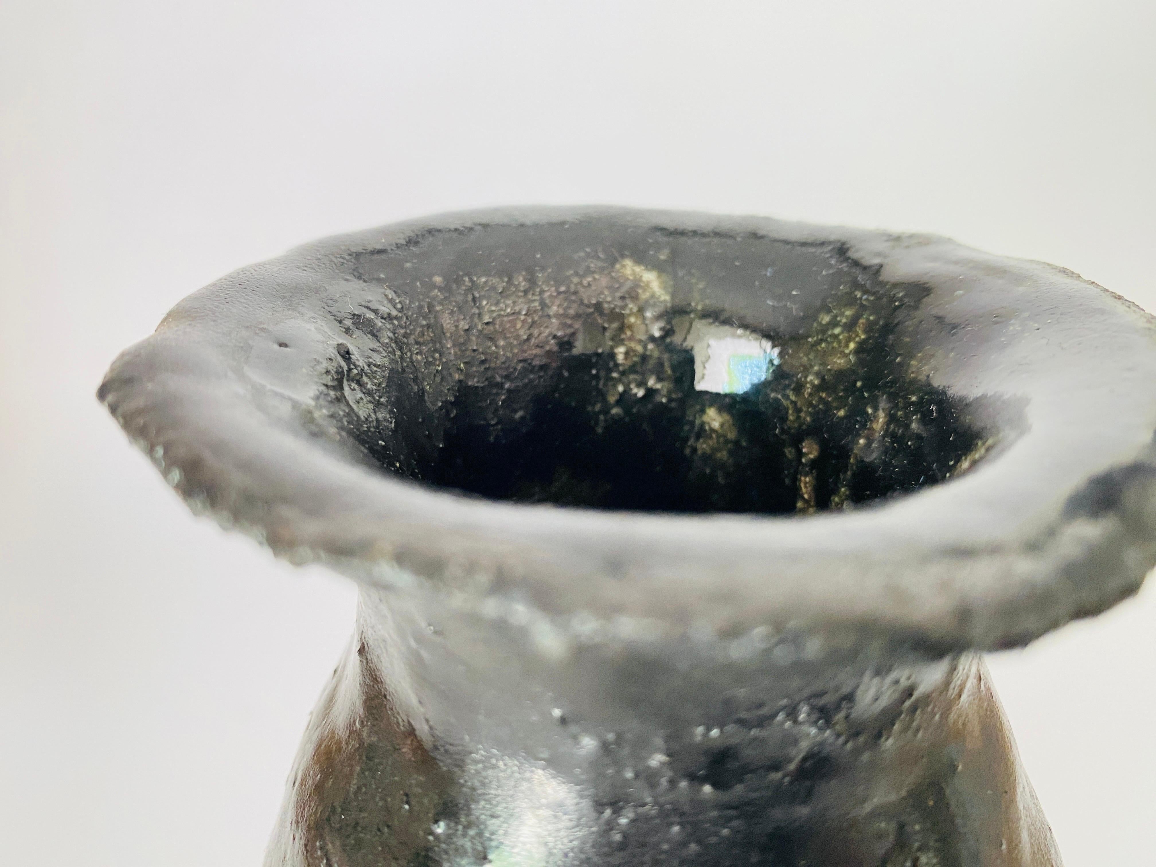 Ceramica Vaso nero di forma classica con smalto nero simile al ferro Francia Circa 1970 in vendita