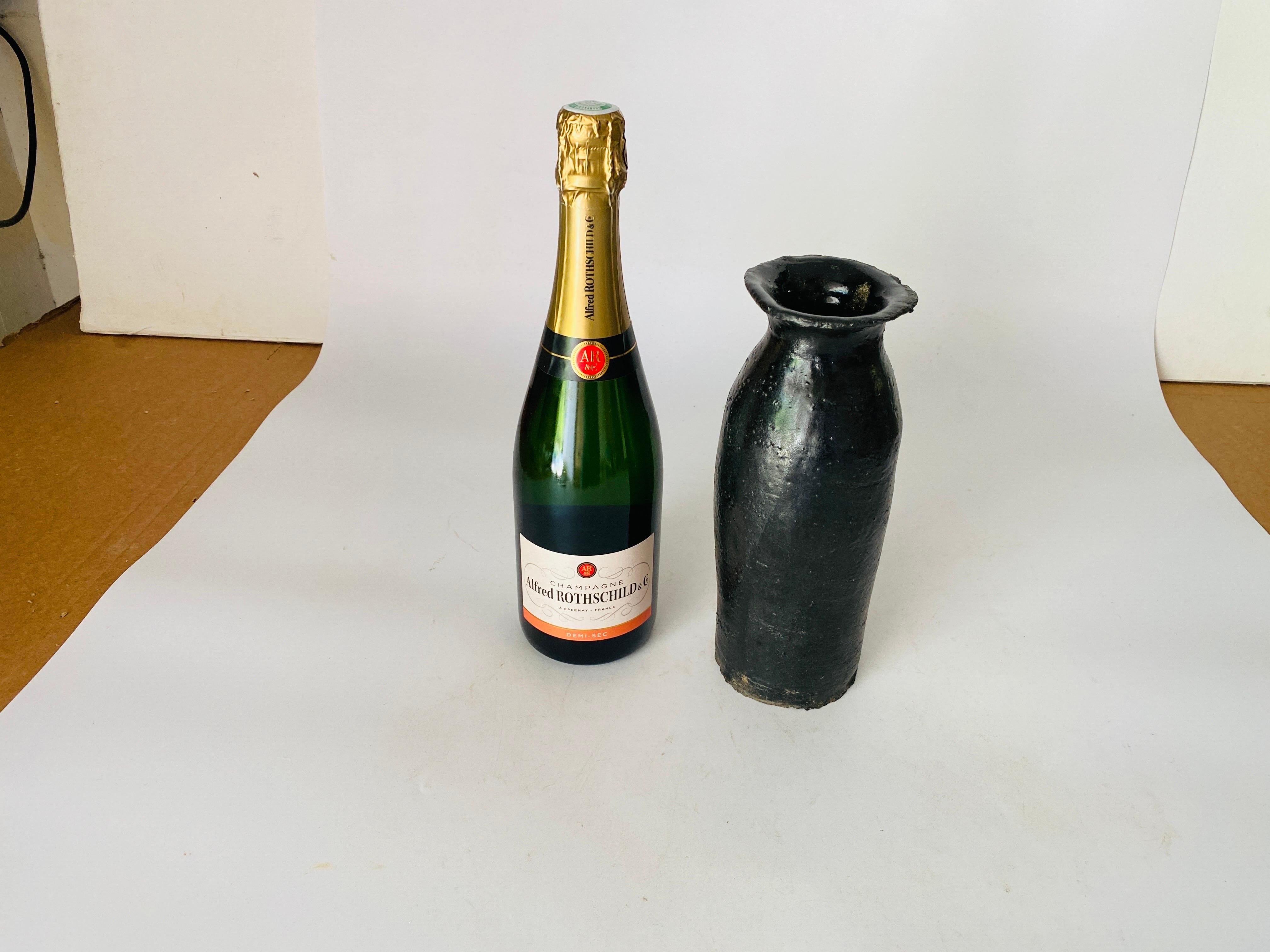 Vaso nero di forma classica con smalto nero simile al ferro Francia Circa 1970 in vendita 1