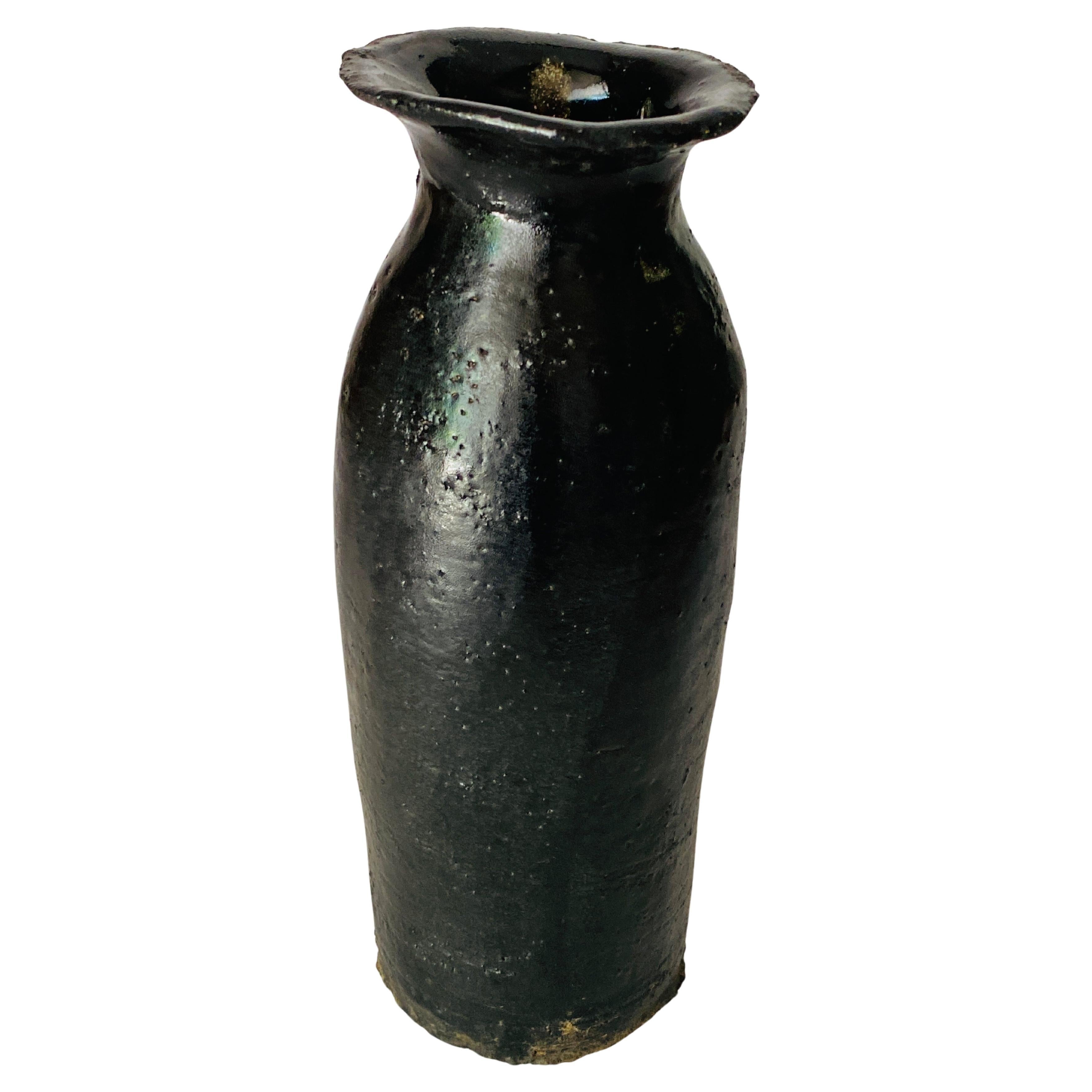Vaso nero di forma classica con smalto nero simile al ferro Francia Circa 1970