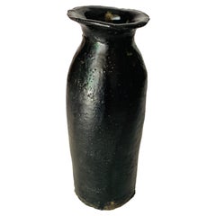 Jarrón negro de forma clásica Esmalte negro liso similar al hierro Francia Circa 1970