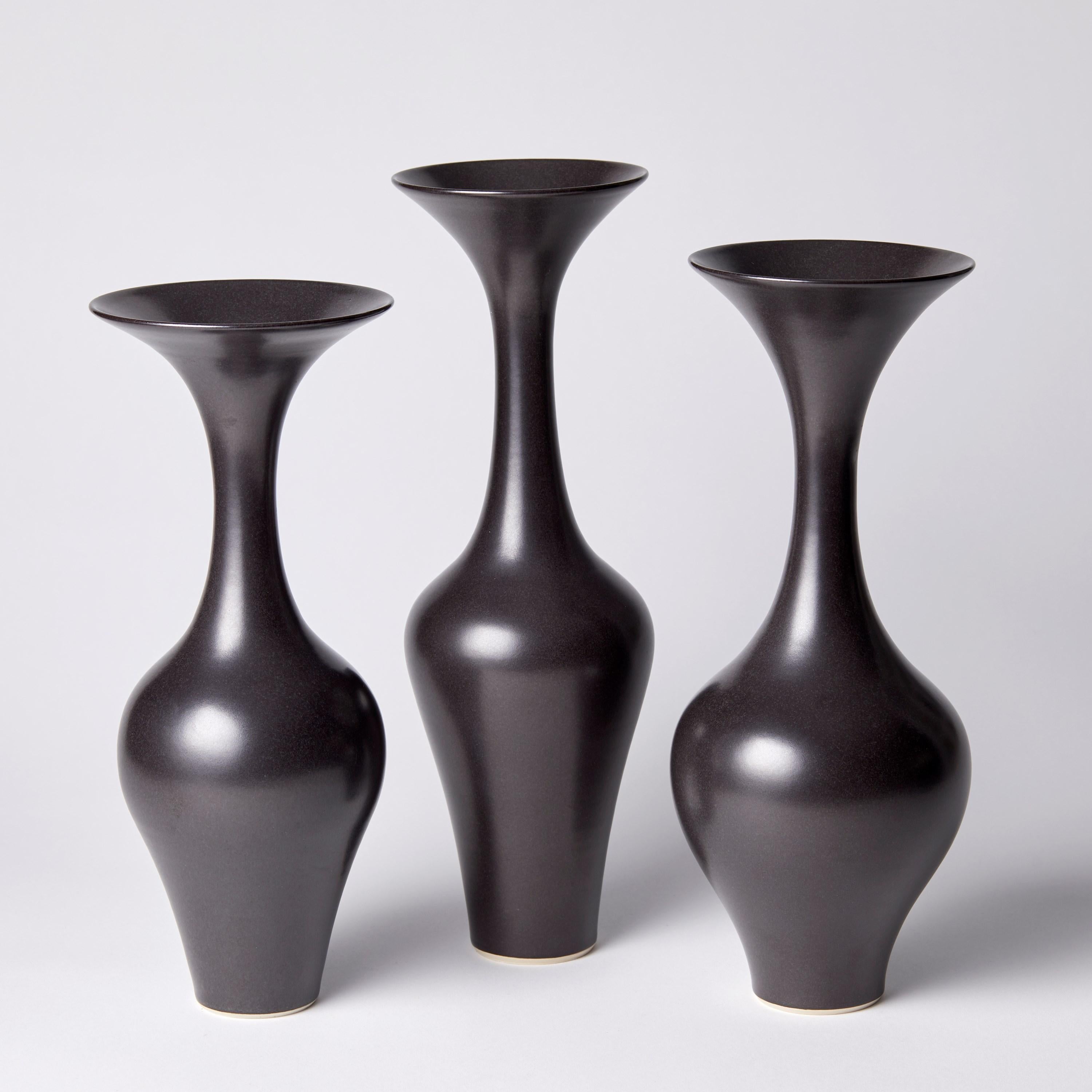 Schwarze klassische Vase III, eine einzigartige Vase aus schwarzem / ebenholzfarbenem Porzellan von Vivienne Foley (Organische Moderne) im Angebot