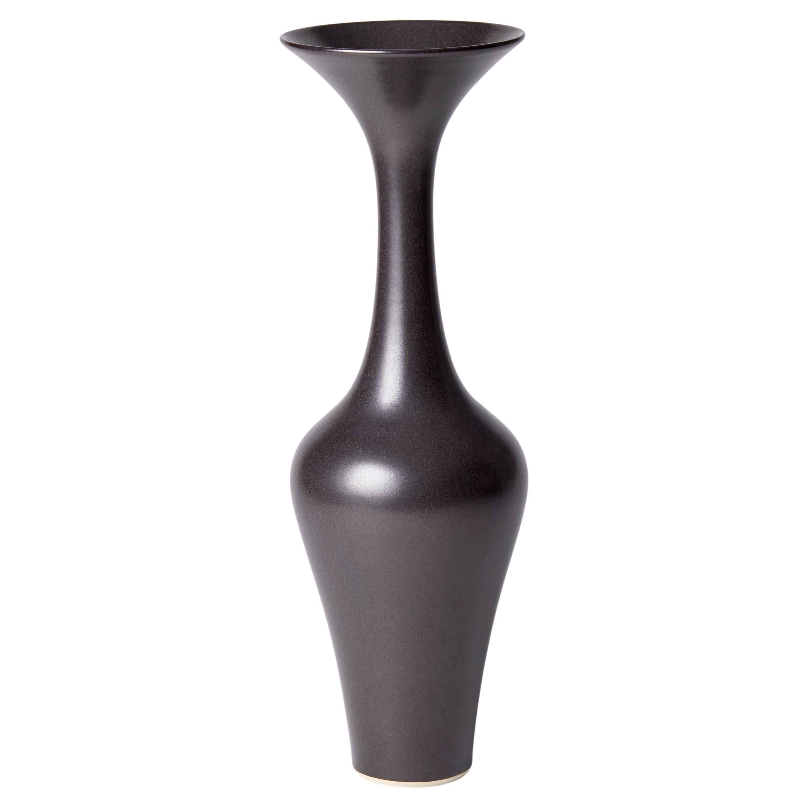 Schwarze klassische Vase III, eine einzigartige Vase aus schwarzem / ebenholzfarbenem Porzellan von Vivienne Foley im Angebot