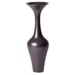 Vase classique noir III, un vase unique en porcelaine noire/ébène de Vivienne Foley