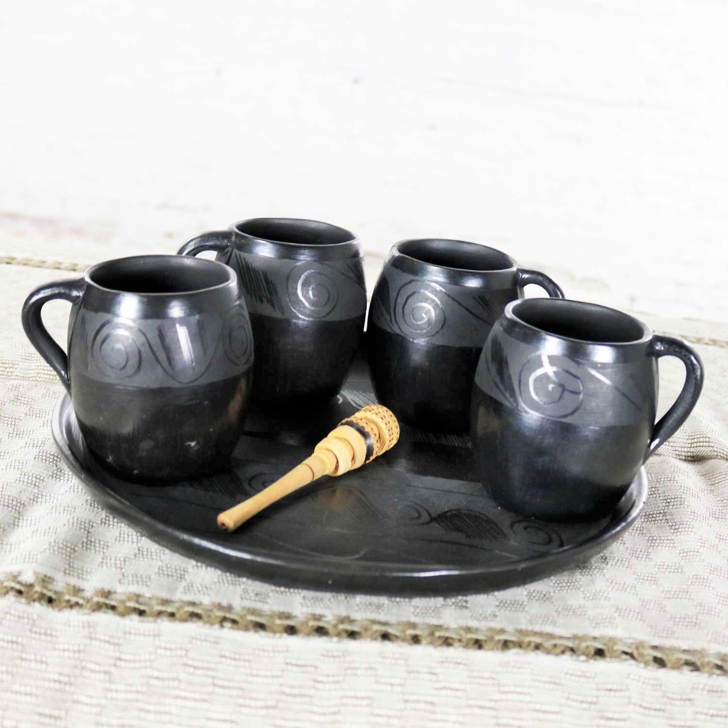 Schwarzer Ton Barro Negro Keramik Hot Chocolate Set Oaxaca Mexiko Becher & Fisch Tablett (Volkskunst) im Angebot