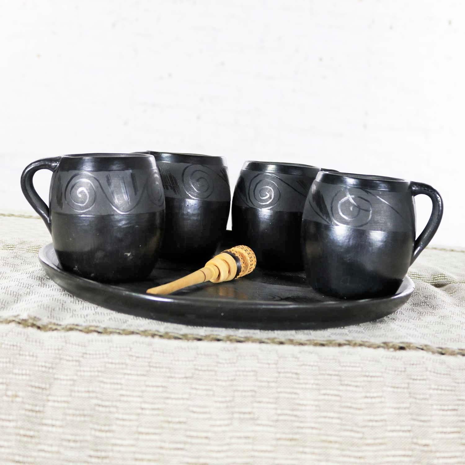Schwarzer Ton Barro Negro Keramik Hot Chocolate Set Oaxaca Mexiko Becher & Fisch Tablett (Mexikanisch) im Angebot