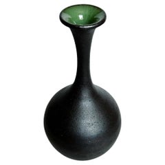 Vase à goulot en argile noire no. 14