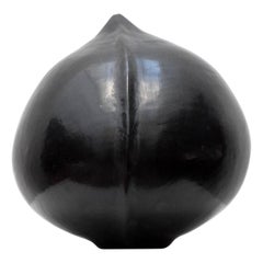 Skulptur „Cannibis-Seed“ aus schwarzem Ton