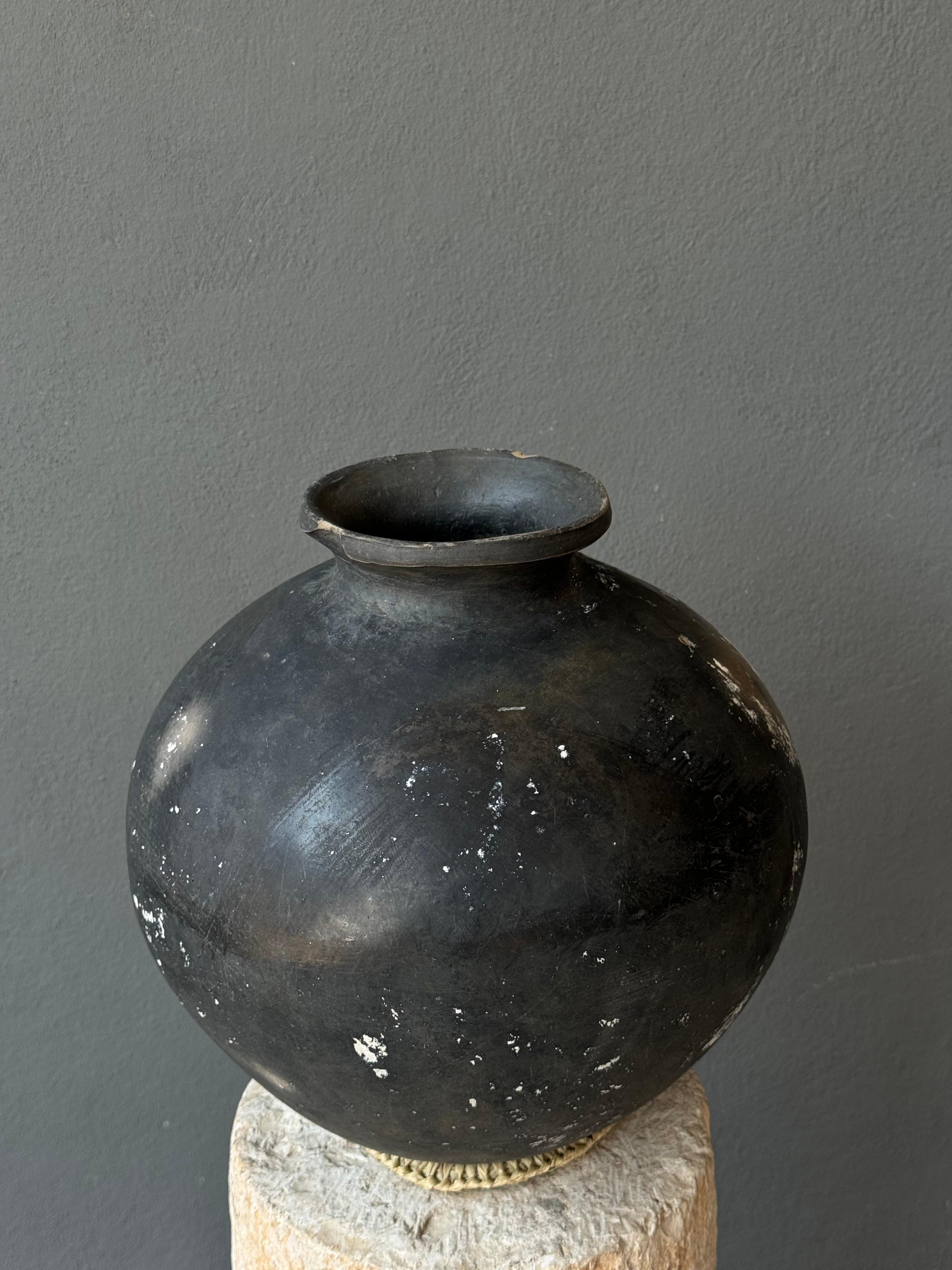 Black clay ceramic mezcal pot from Coyotepec, Oaxaca 1950´s. The jug has paint remnants scattered throughout. 