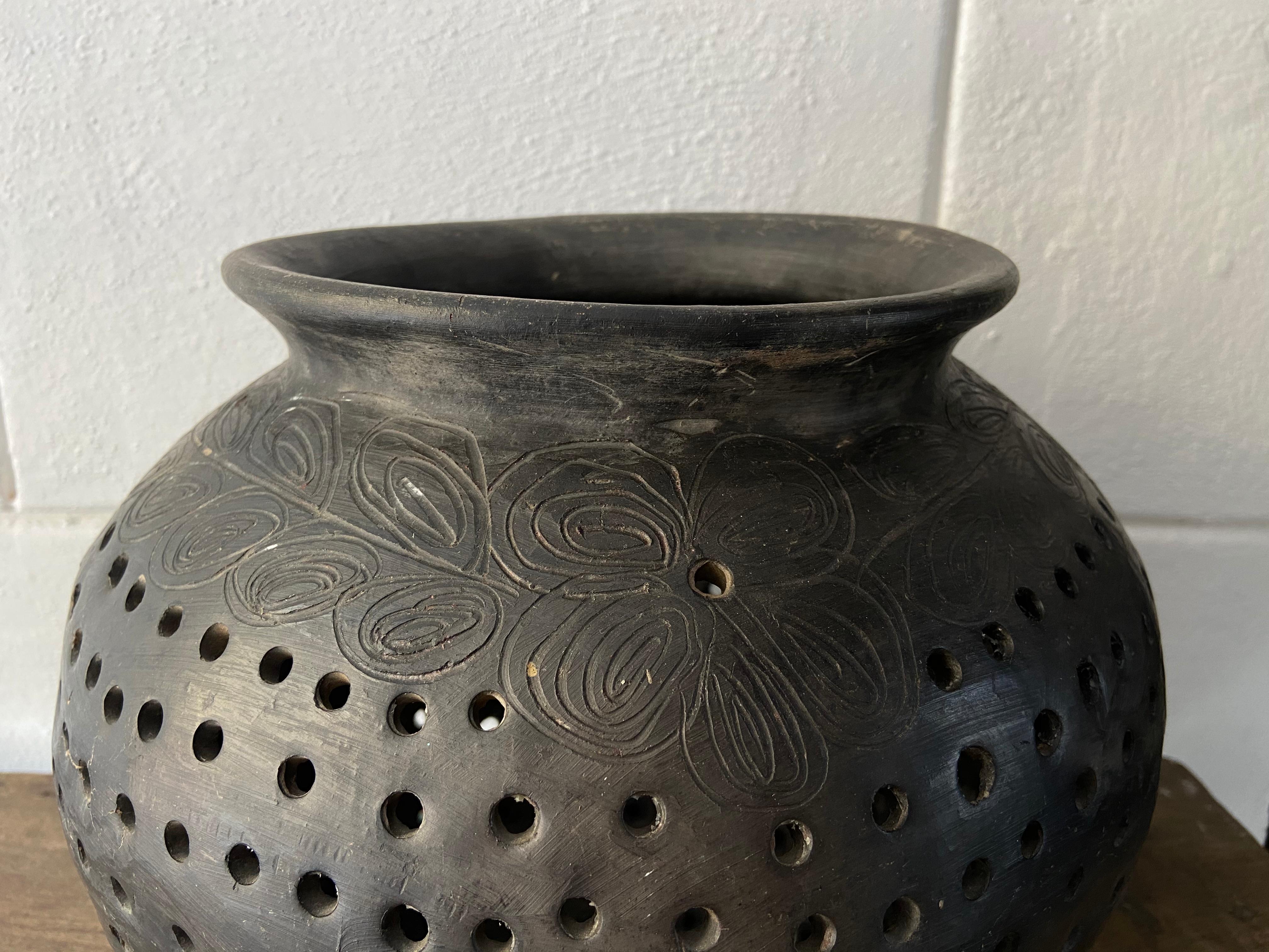 Black clay ceramic maize and bean pot rinser with engraved flowers from Mexico. Typical pottery from San Bartolo Coyotepec, Oaxaca, 1950's era.