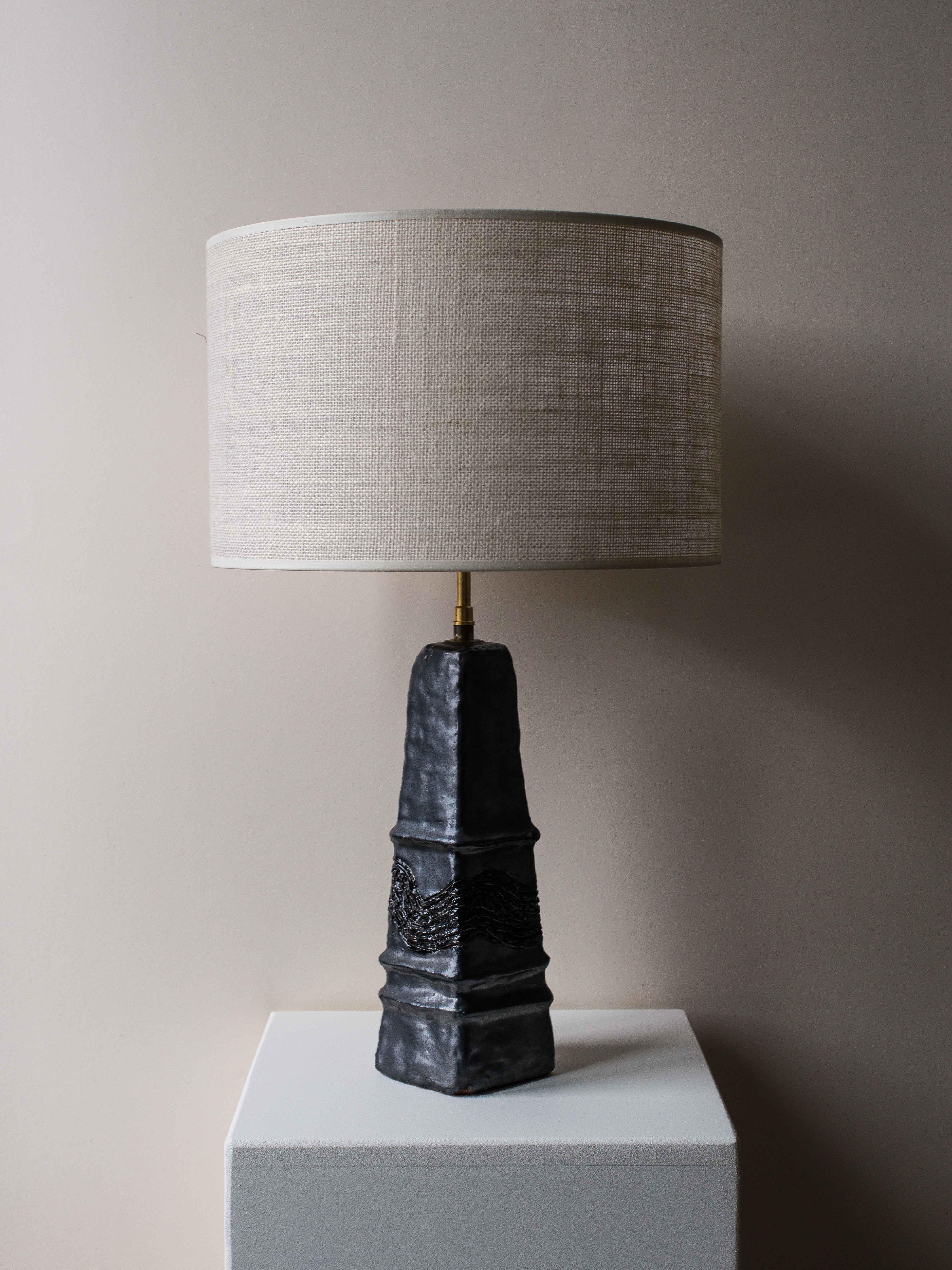 Mid-Century-Tischlampe aus schwarzer Ton   (Moderne der Mitte des Jahrhunderts) im Angebot