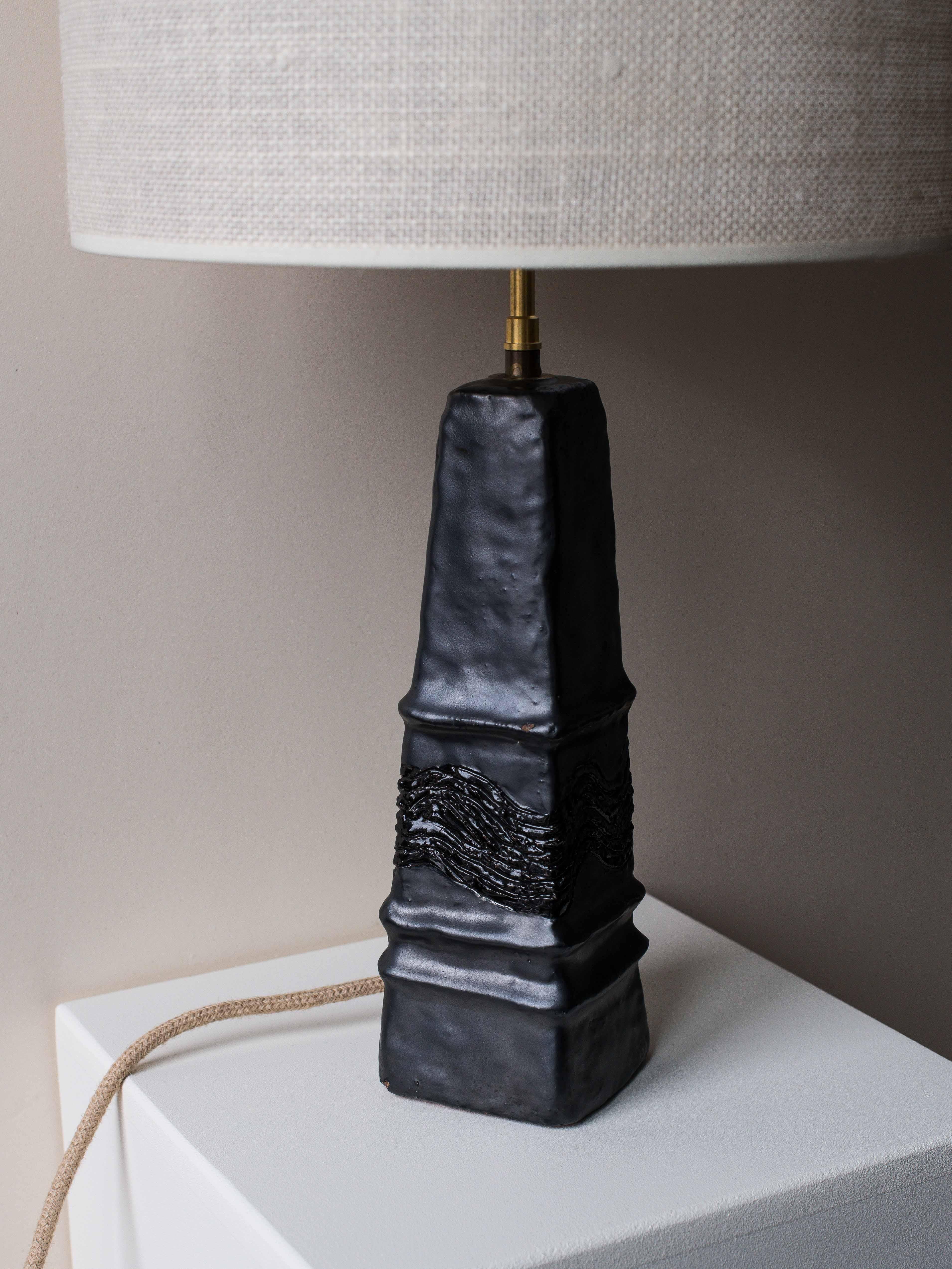Mid-Century-Tischlampe aus schwarzer Ton   (Französisch) im Angebot