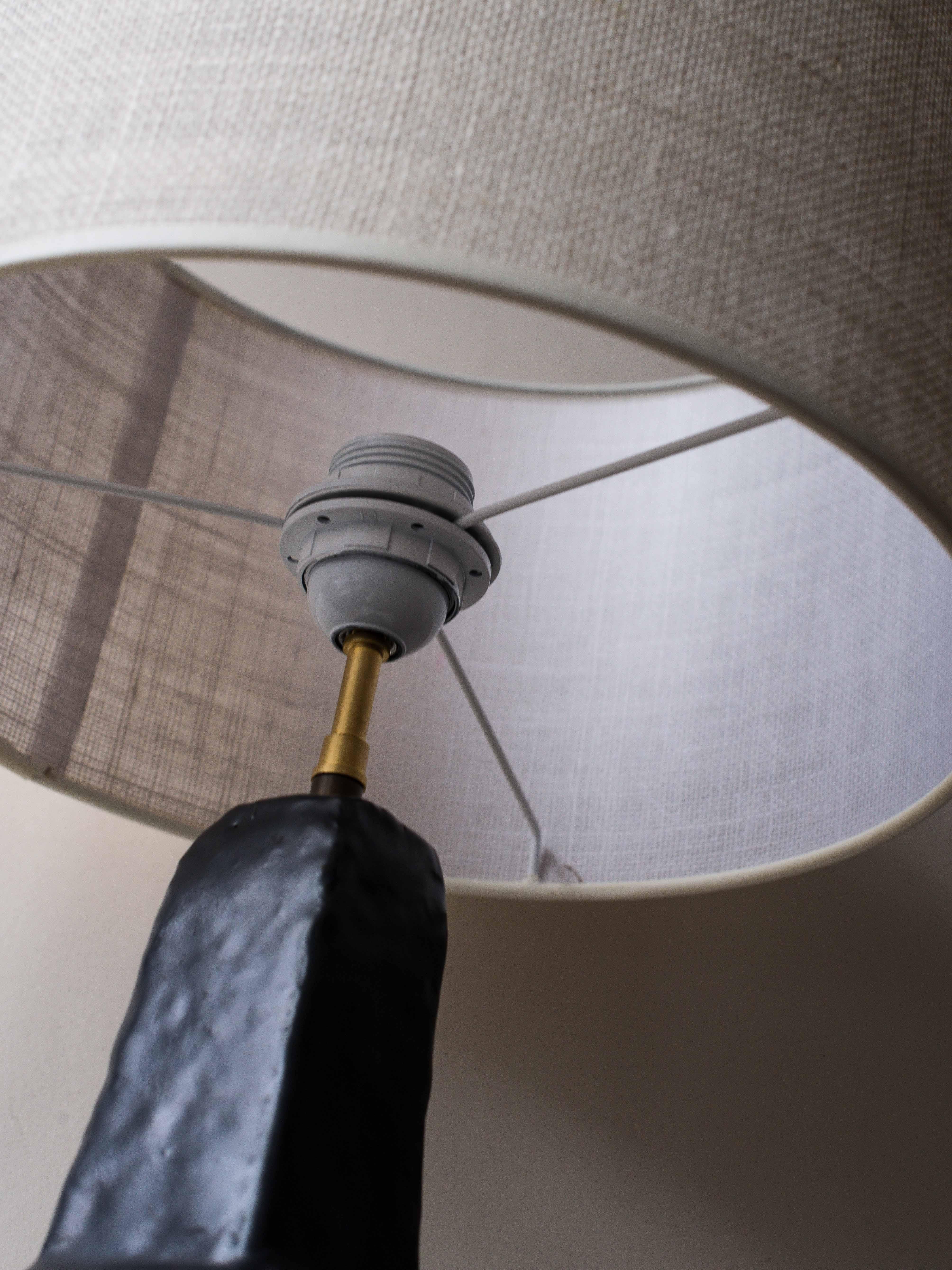 Mid-Century-Tischlampe aus schwarzer Ton   im Zustand „Gut“ im Angebot in ROUEN, FR