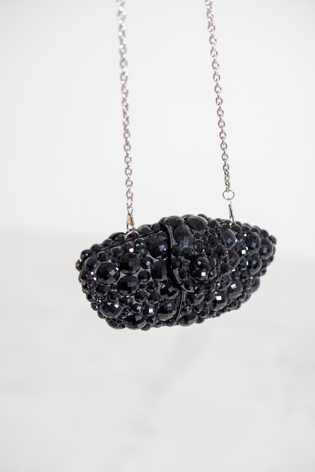 Schwarze Abend-Clutch-Tasche mit Perlen. Die Tasche ist von Gloria Astolfo:: einer italienischen Designerin aus Venedig:: signiert. Die Besonderheit dieses Designers ist das handgefertigte Auftragen von Halbedelsteinen und Muranoglas auf