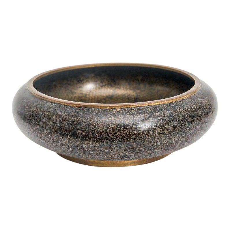 Diese stilvolle und schicke chinesische Cloisonné-Schale stammt aus den 1920er bis 1930er Jahren aus der Zeit der chinesischen Republik und wurde aus einem Nachlass in Palm Beach erworben. Die weiche schwarze Emaille kontrastiert wunderschön mit dem